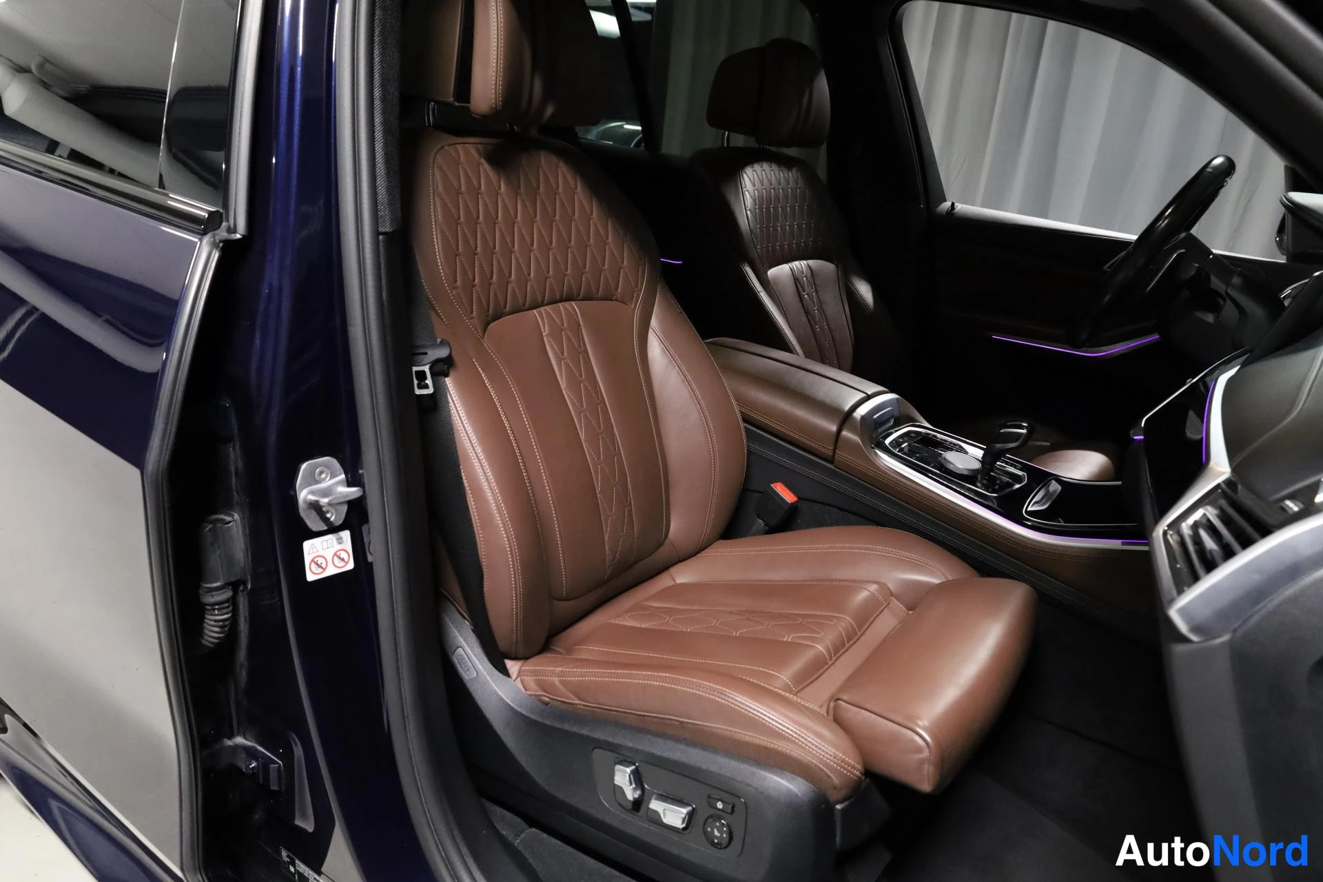 Sininen BMW X5 2020, etuistuimet, kuva 14