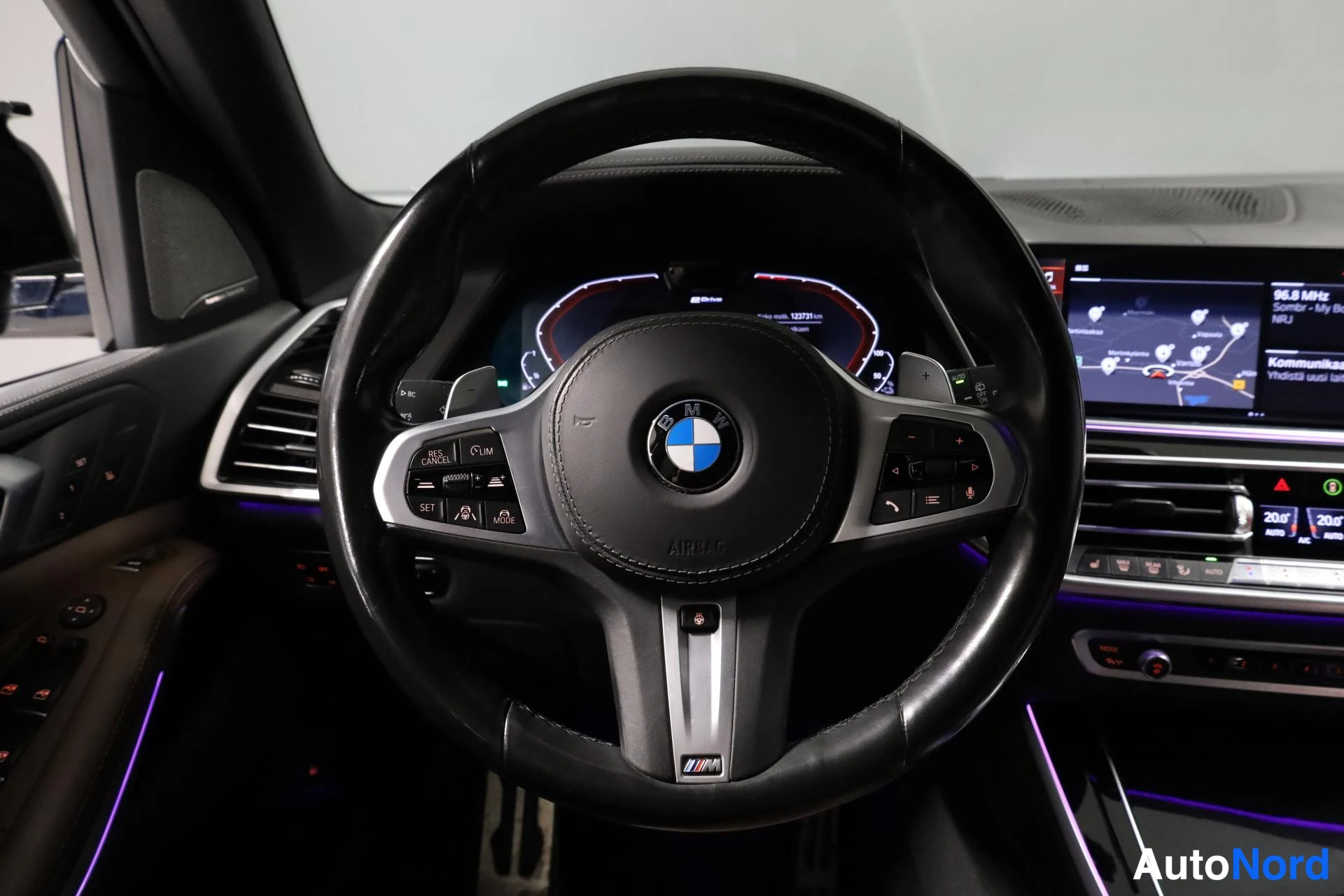 Sininen BMW X5 2020, ohjaamo, kuva 12