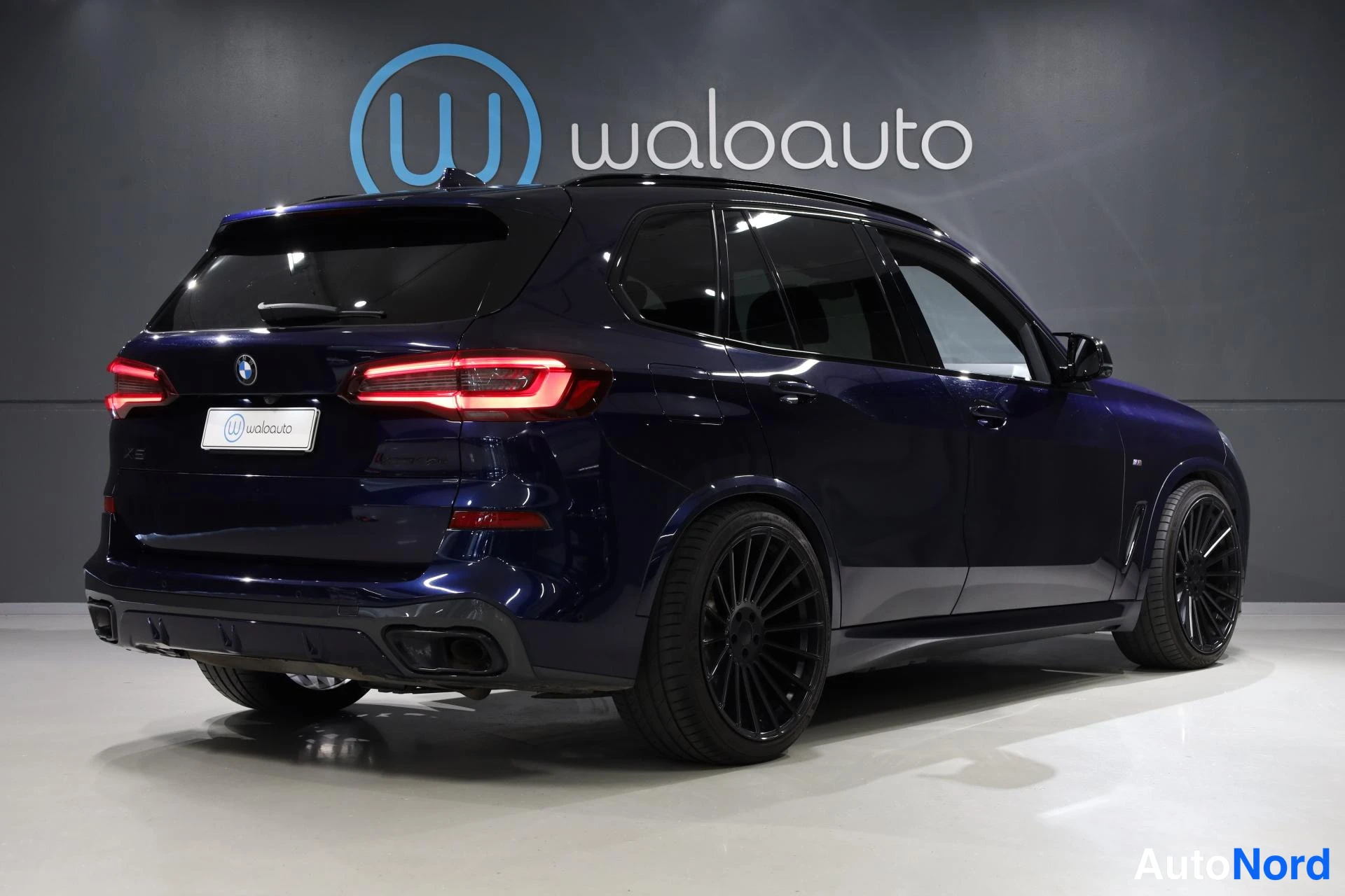 Sininen BMW X5 2020, takaviisto, kuva 5