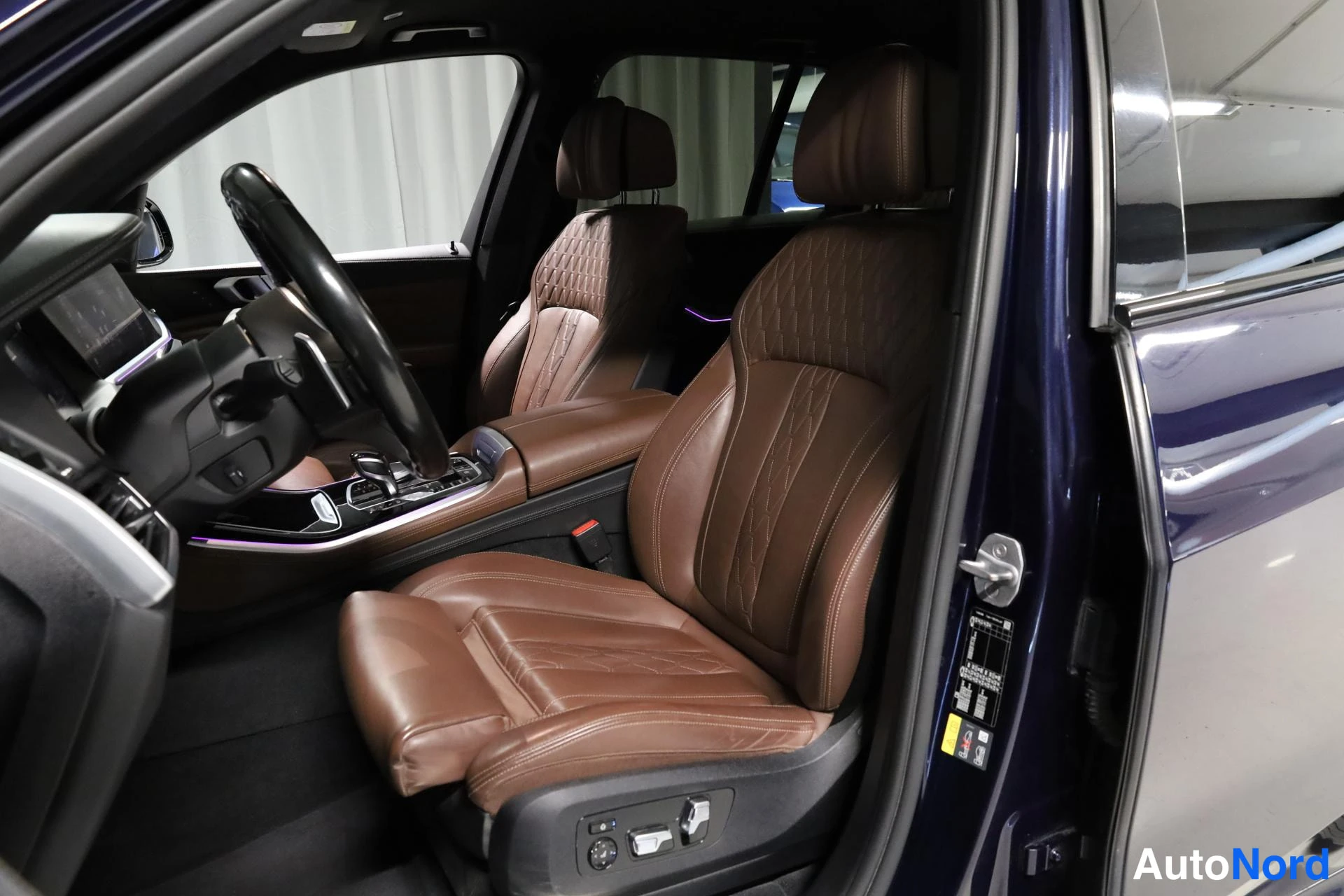 Sininen BMW X5 2020, ohjaamo, kuva 8