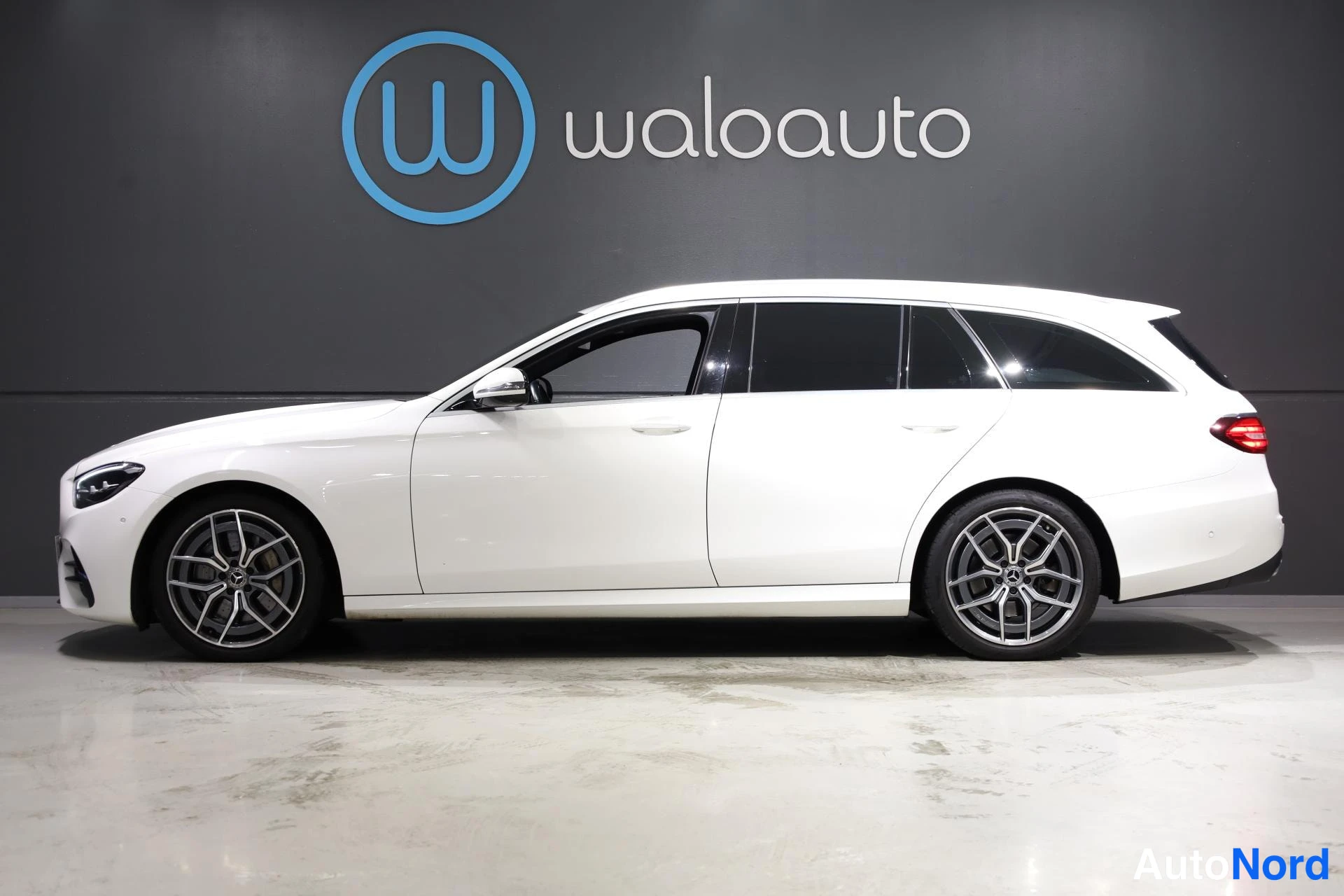 Valkoinen Mercedes-Benz E 2021, sivulta, kuva 5