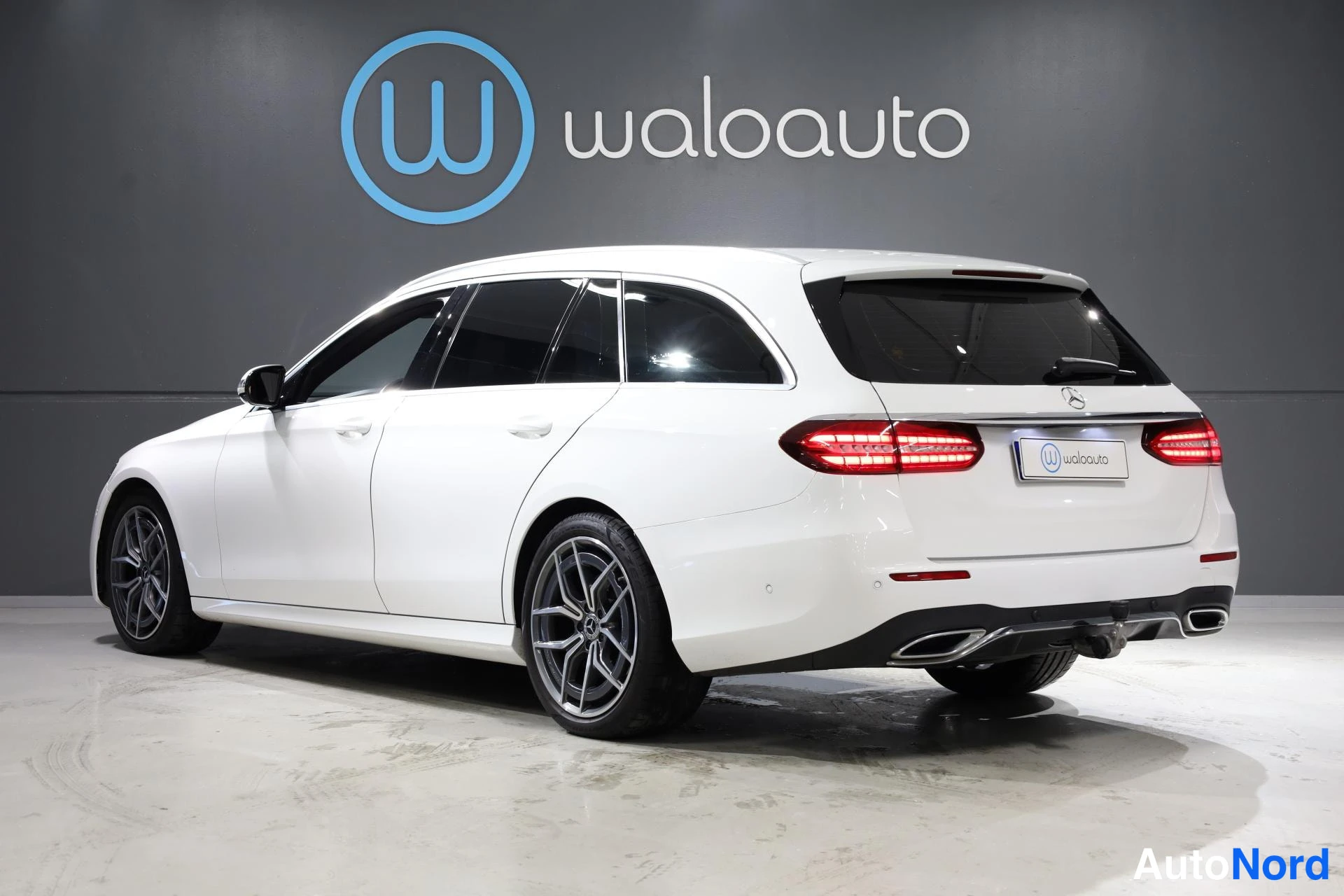 Valkoinen Mercedes-Benz E 2021, takaviisto, kuva 6