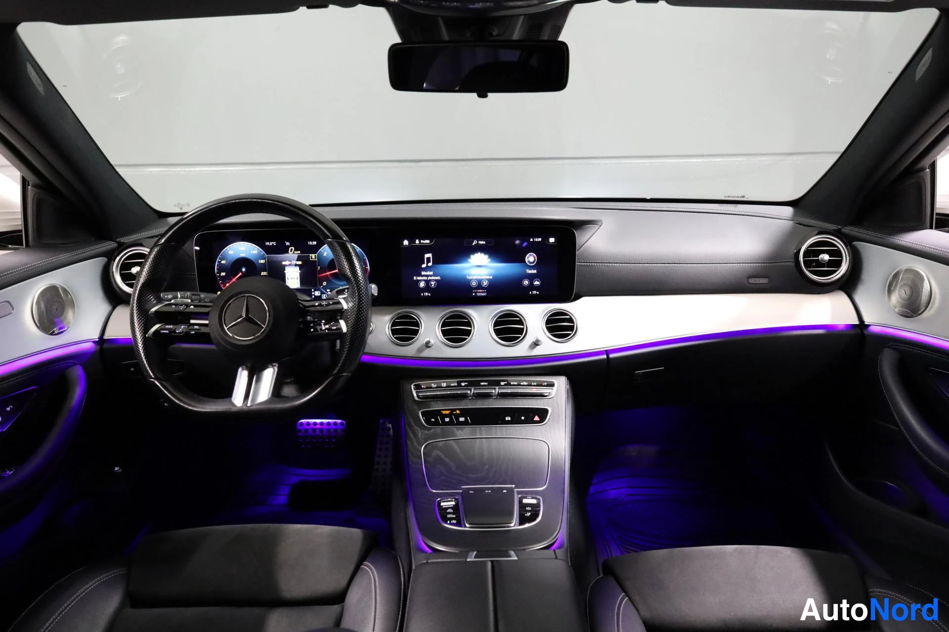 Valkoinen Mercedes-Benz E 2021, ohjaamo, kuva 10