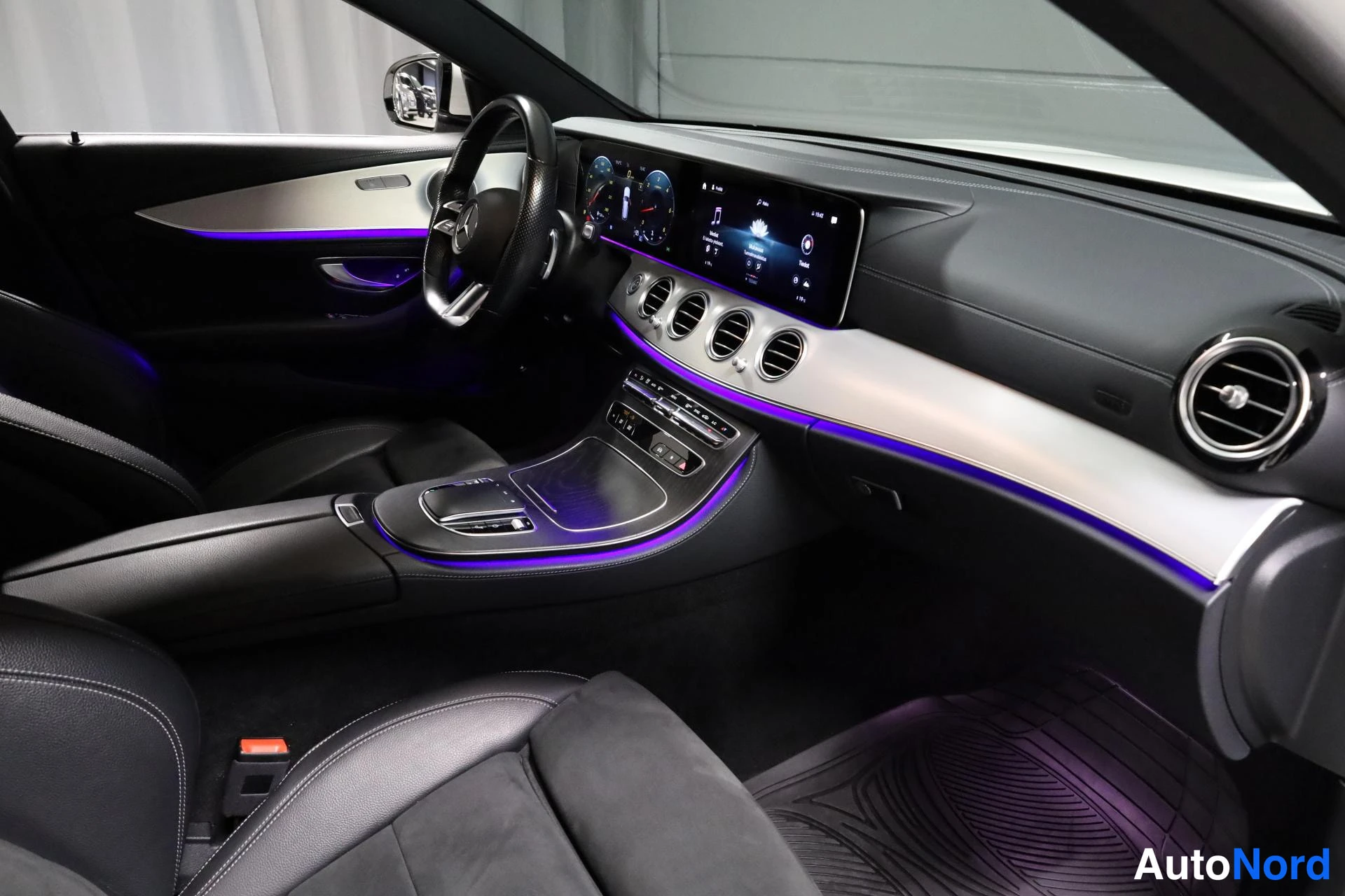 Valkoinen Mercedes-Benz E 2021, ohjaamo, kuva 11