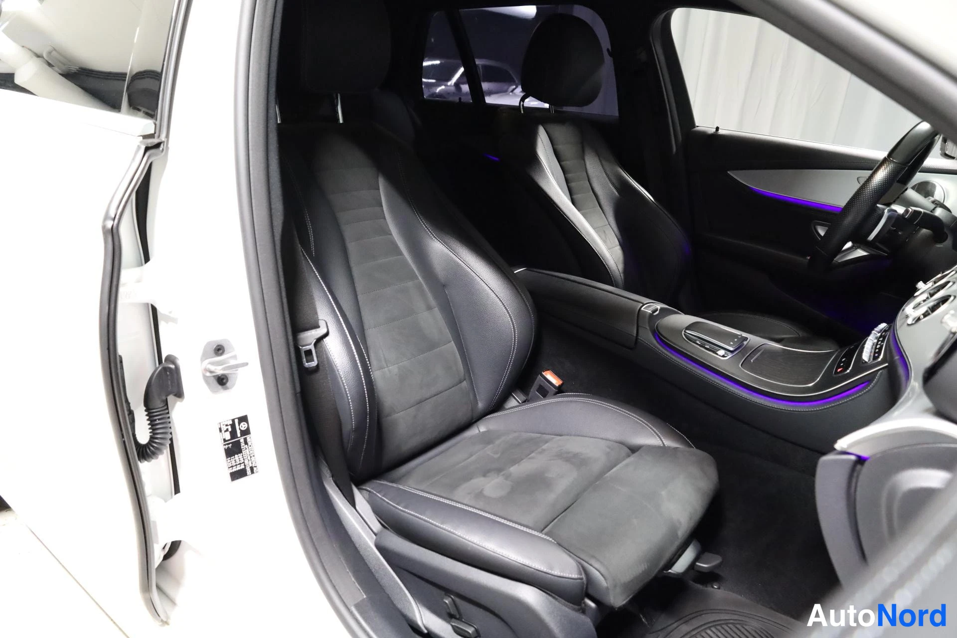 Valkoinen Mercedes-Benz E 2021, etuistuimet, kuva 14