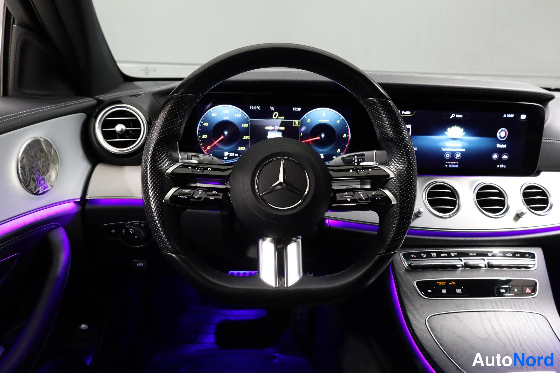 Valkoinen Mercedes-Benz E 2021, ohjaamo, kuva 12