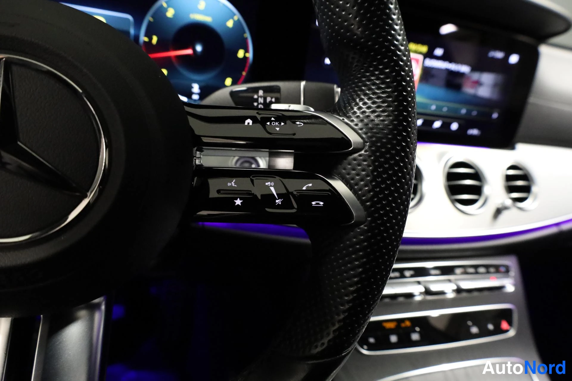 Valkoinen Mercedes-Benz E 2021, yksityiskohta, kuva 17