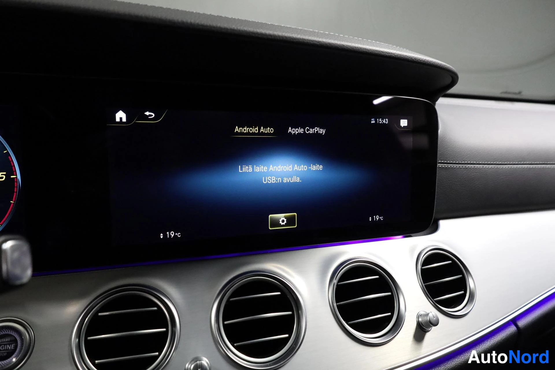 Valkoinen Mercedes-Benz E 2021, yksityiskohta, kuva 19