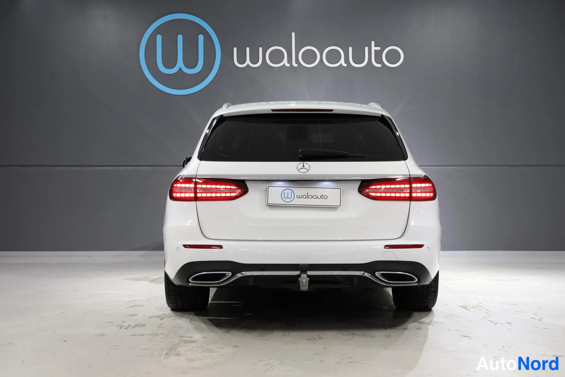 Valkoinen Mercedes-Benz E 2021, takaa, kuva 8