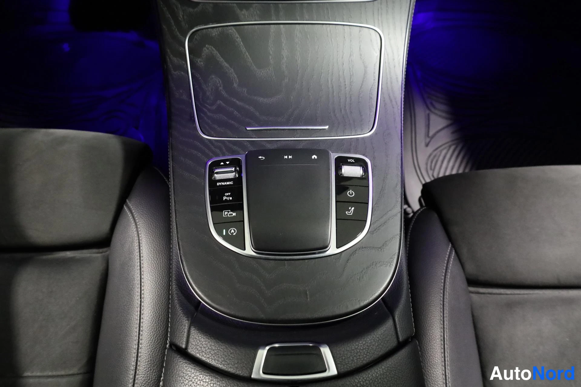 Valkoinen Mercedes-Benz E 2021, yksityiskohta, kuva 23