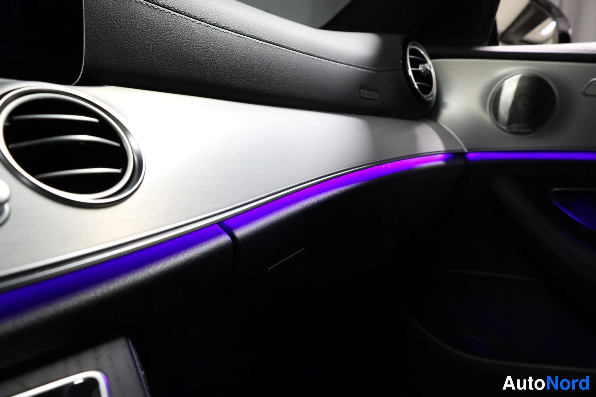 Valkoinen Mercedes-Benz E 2021, yksityiskohta, kuva 25