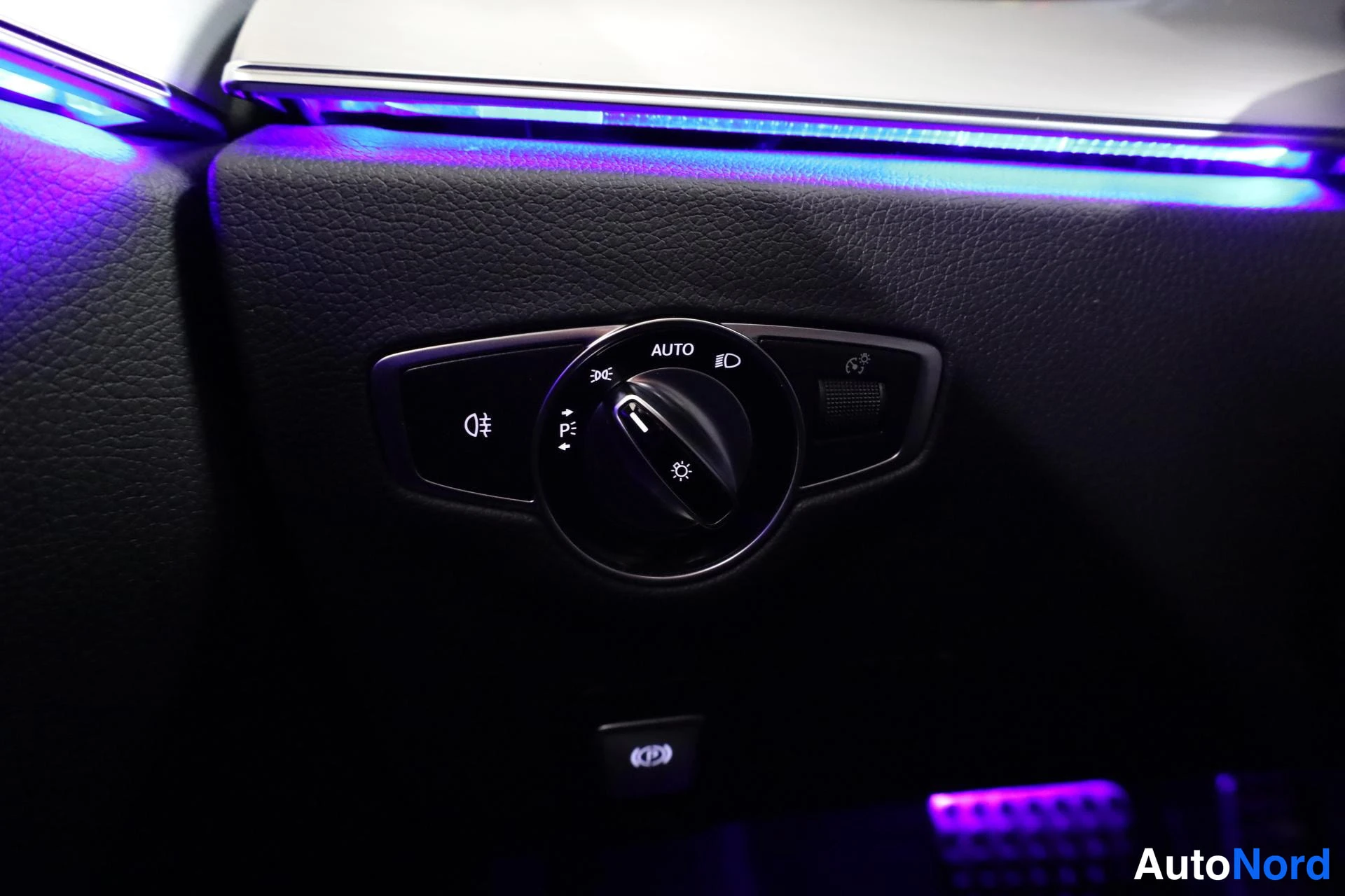 Valkoinen Mercedes-Benz E 2021, yksityiskohta, kuva 26
