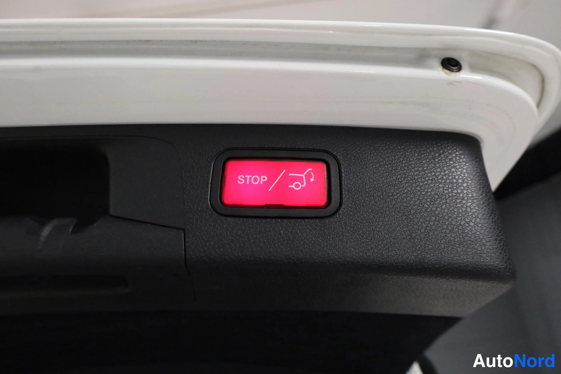 Valkoinen Mercedes-Benz E 2021, yksityiskohta, kuva 28