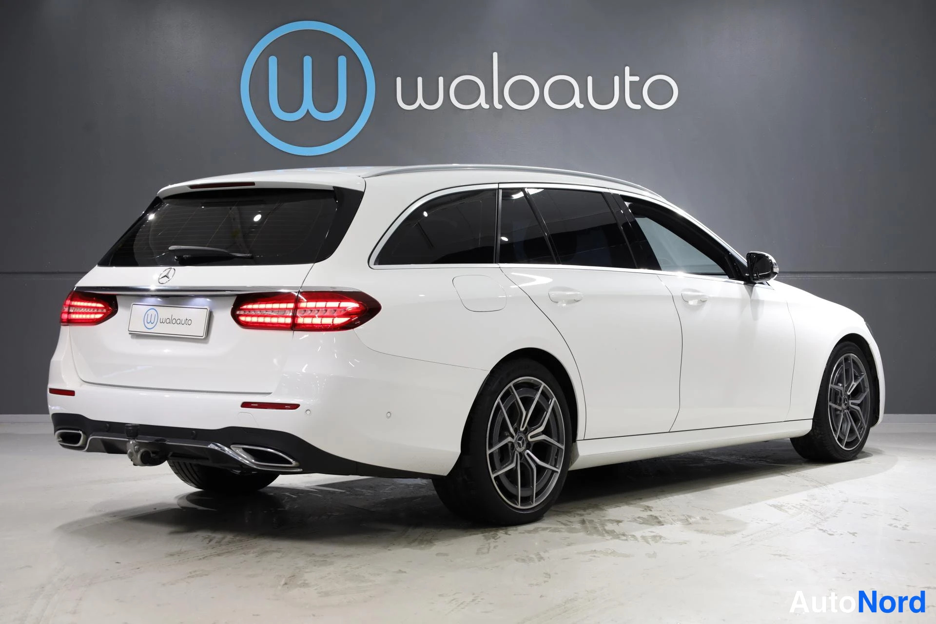 Valkoinen Mercedes-Benz E 2021, takaviisto, kuva 7