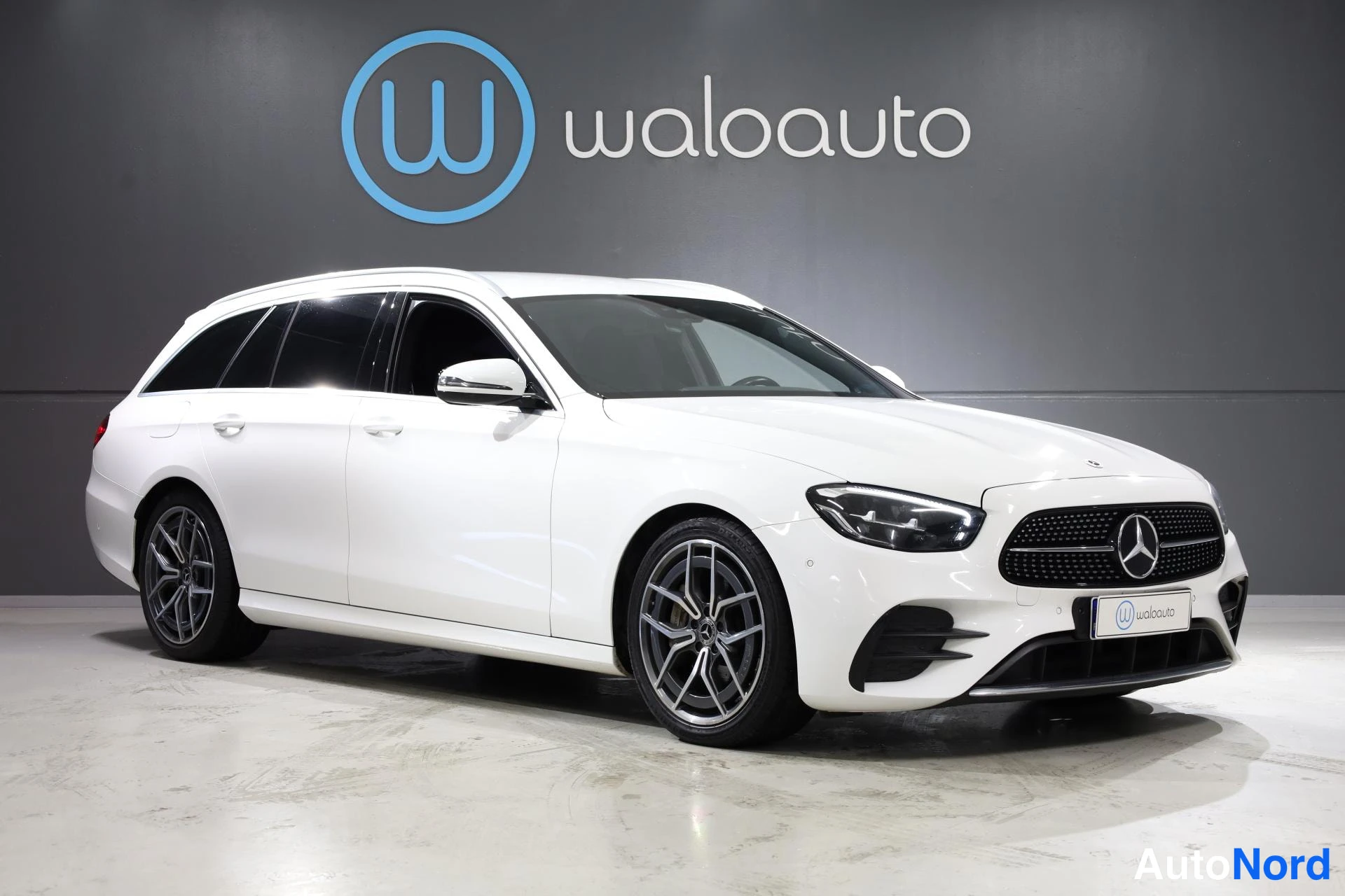Valkoinen Mercedes-Benz E 2021, etuviisto, keula oikealle, kuva 3