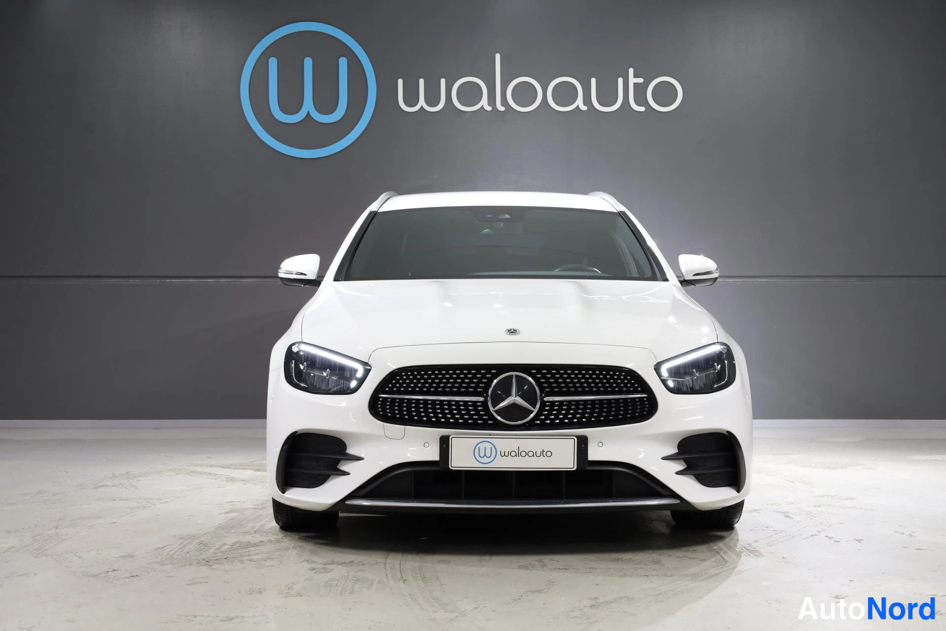 Valkoinen Mercedes-Benz E 2021, edestä, kuva 4
