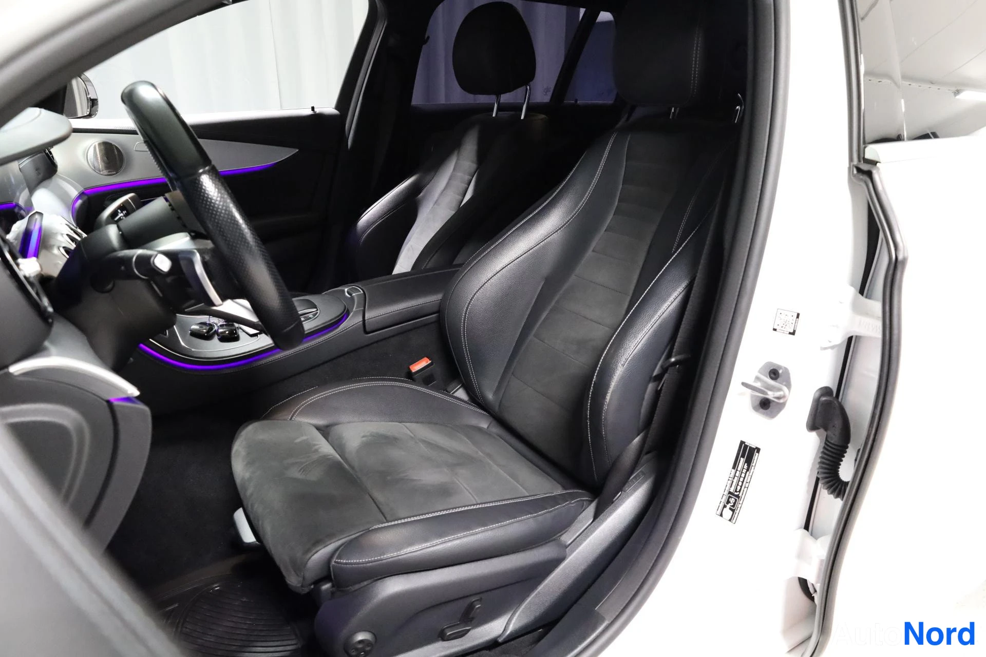 Valkoinen Mercedes-Benz E 2021, etuistuimet, kuva 13