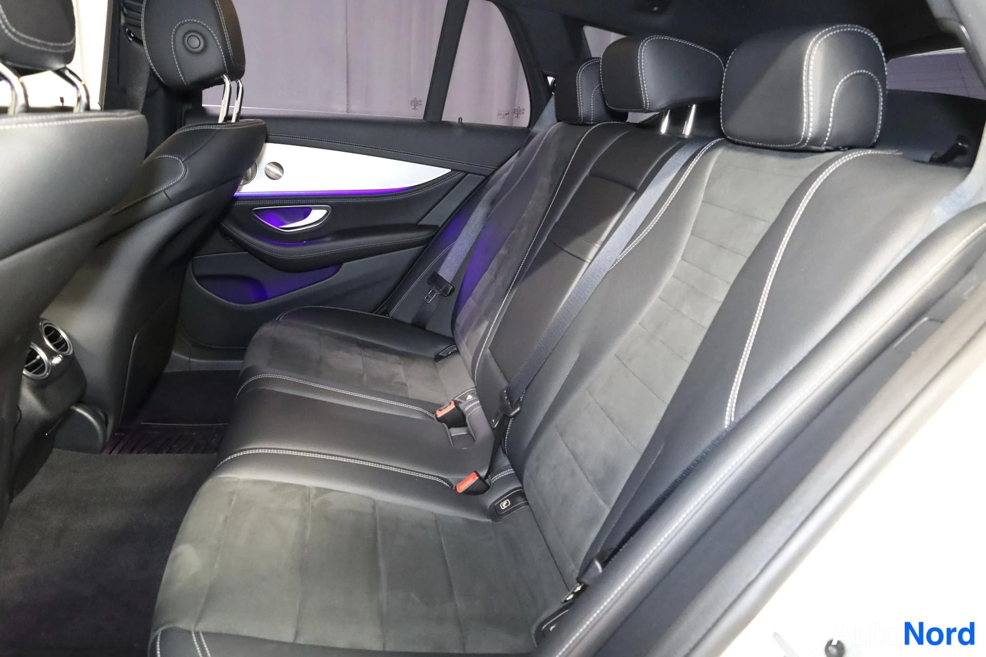 Valkoinen Mercedes-Benz E 2021, takaistuimet, kuva 15