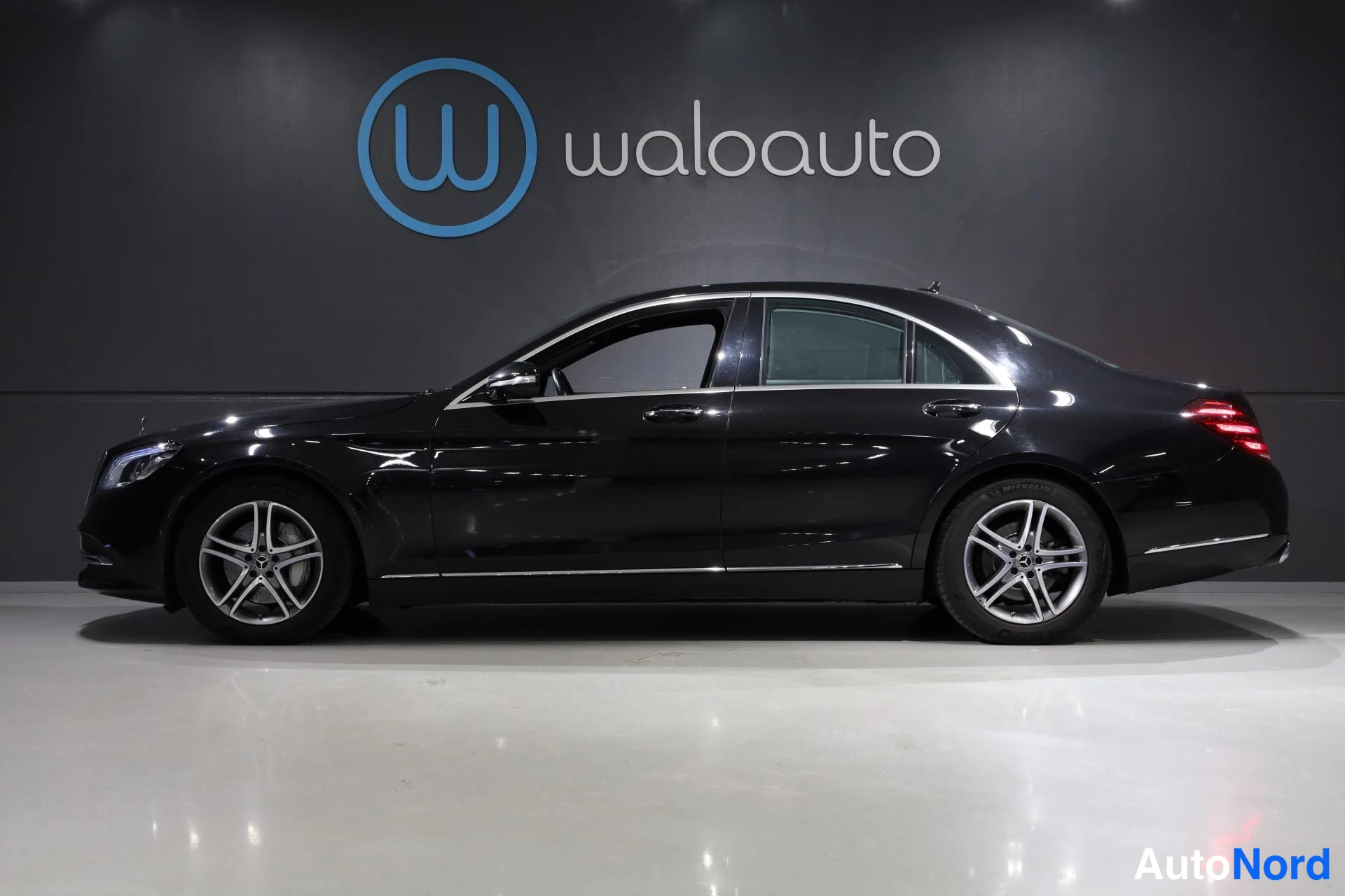 Musta Mercedes-Benz S 2017, etuviisto, keula vasemmalle, kuva 2