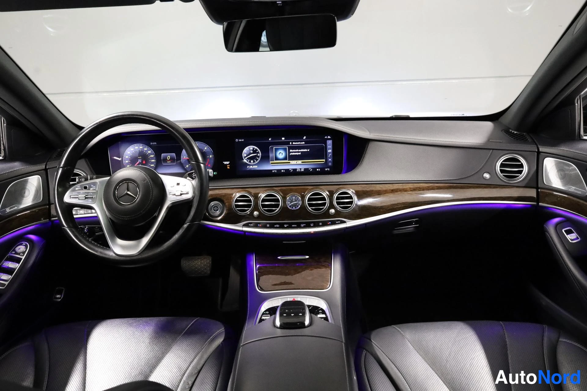 Musta Mercedes-Benz S 2017, ohjaamo, kuva 10