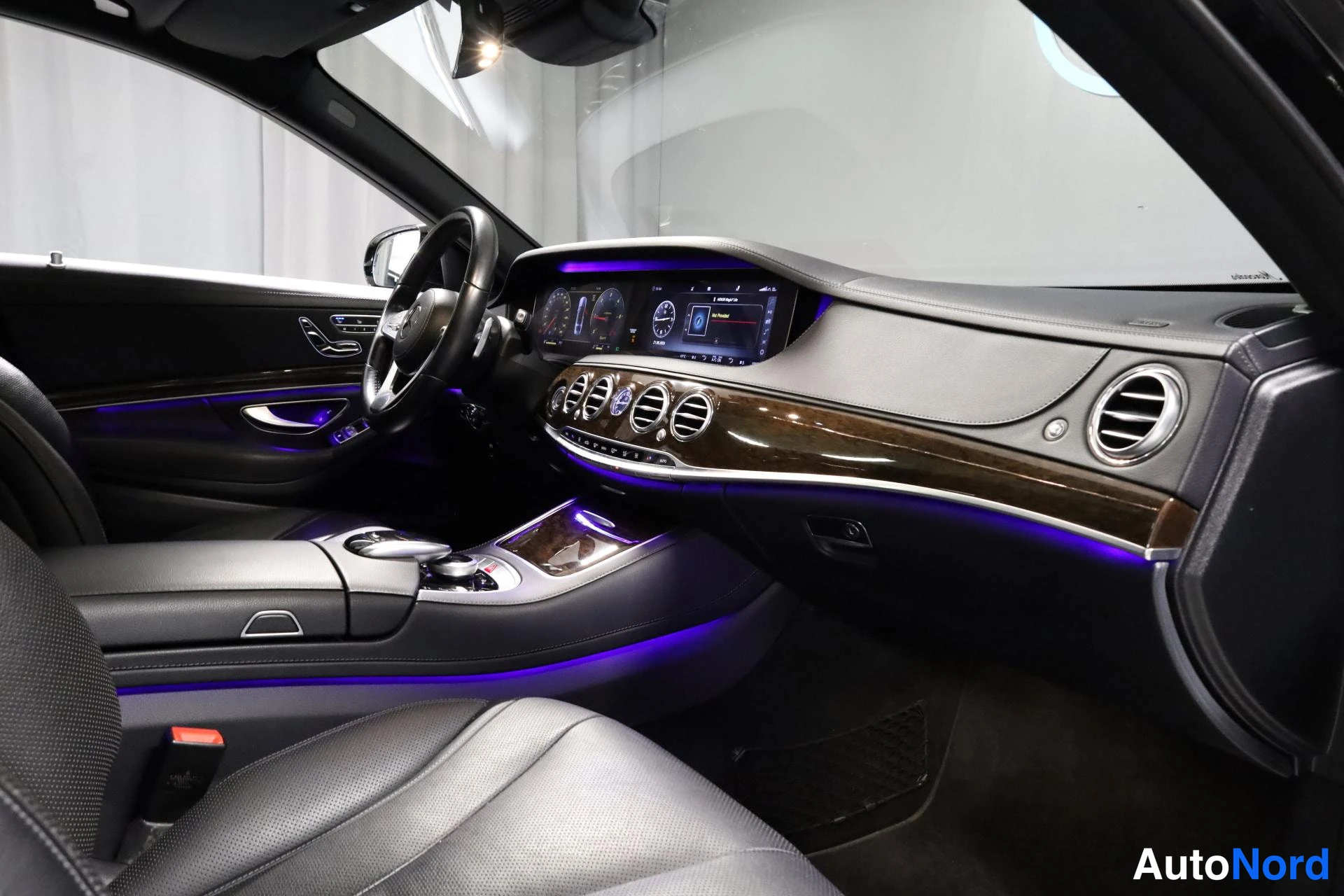 Musta Mercedes-Benz S 2017, ohjaamo, kuva 11