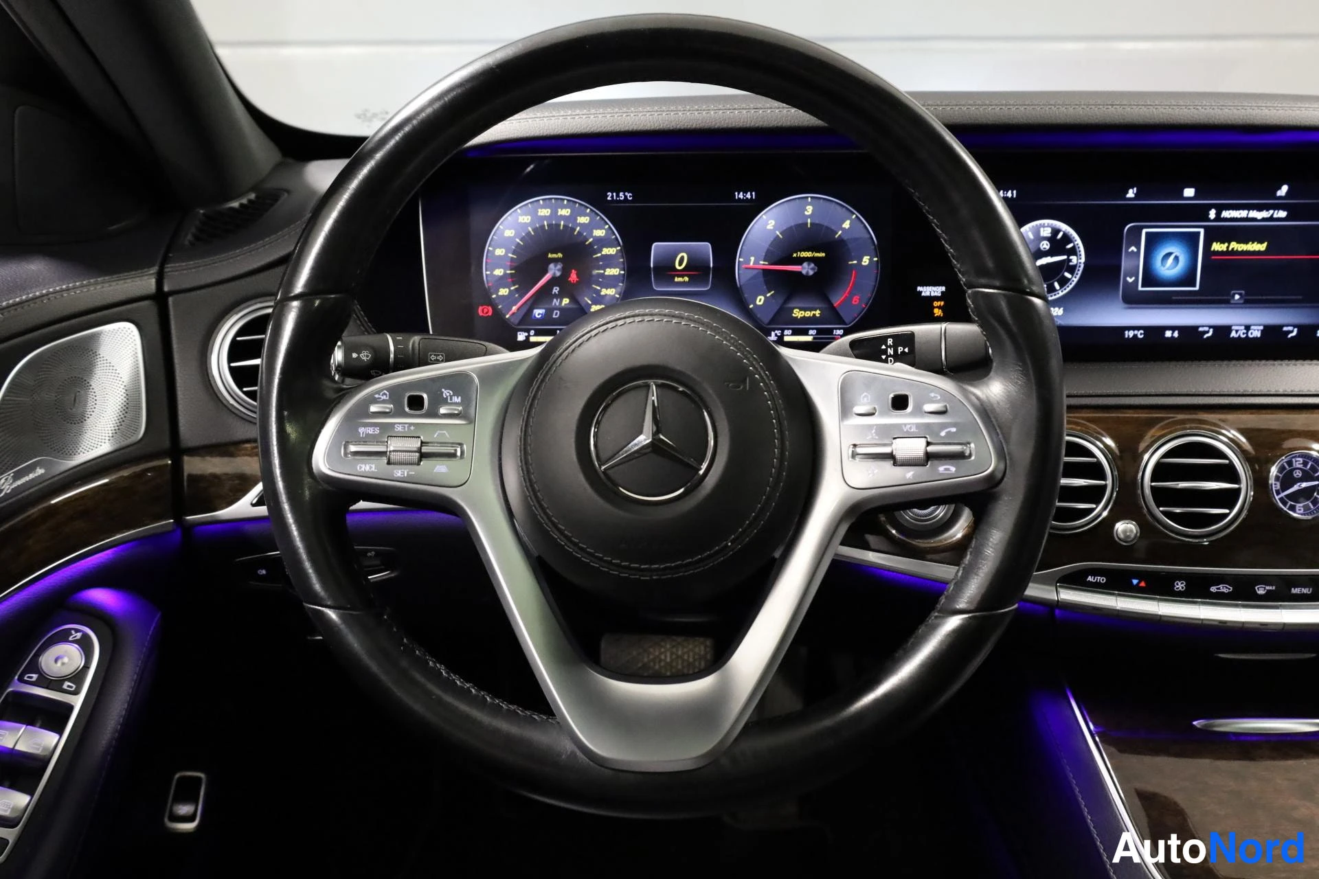 Musta Mercedes-Benz S 2017, ohjaamo, kuva 12