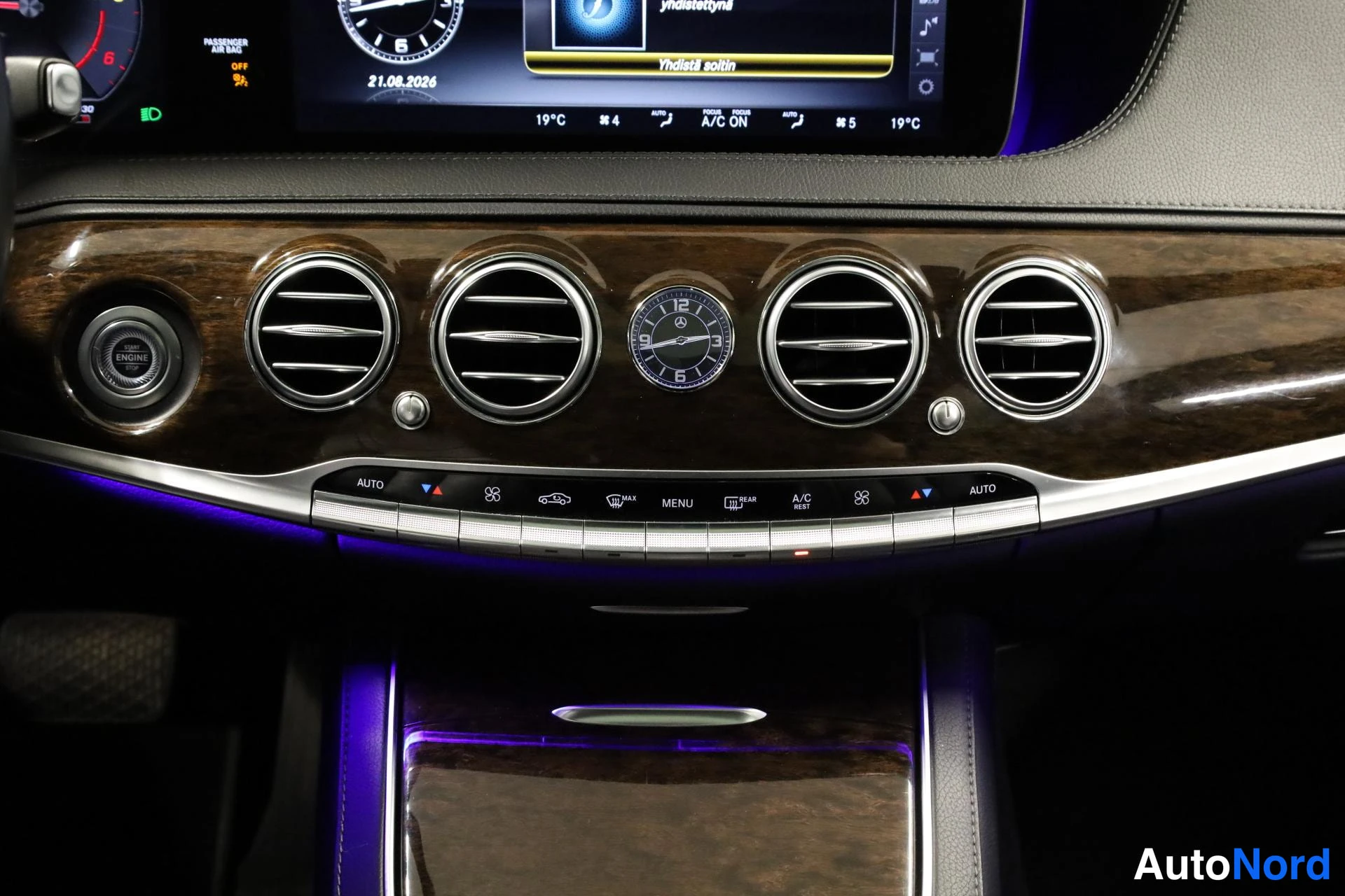 Musta Mercedes-Benz S 2017, ohjaamo, kuva 13