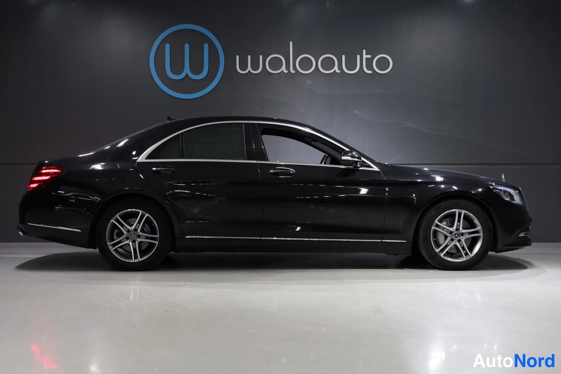 Musta Mercedes-Benz S 2017, etuviisto, keula oikealle, kuva 3
