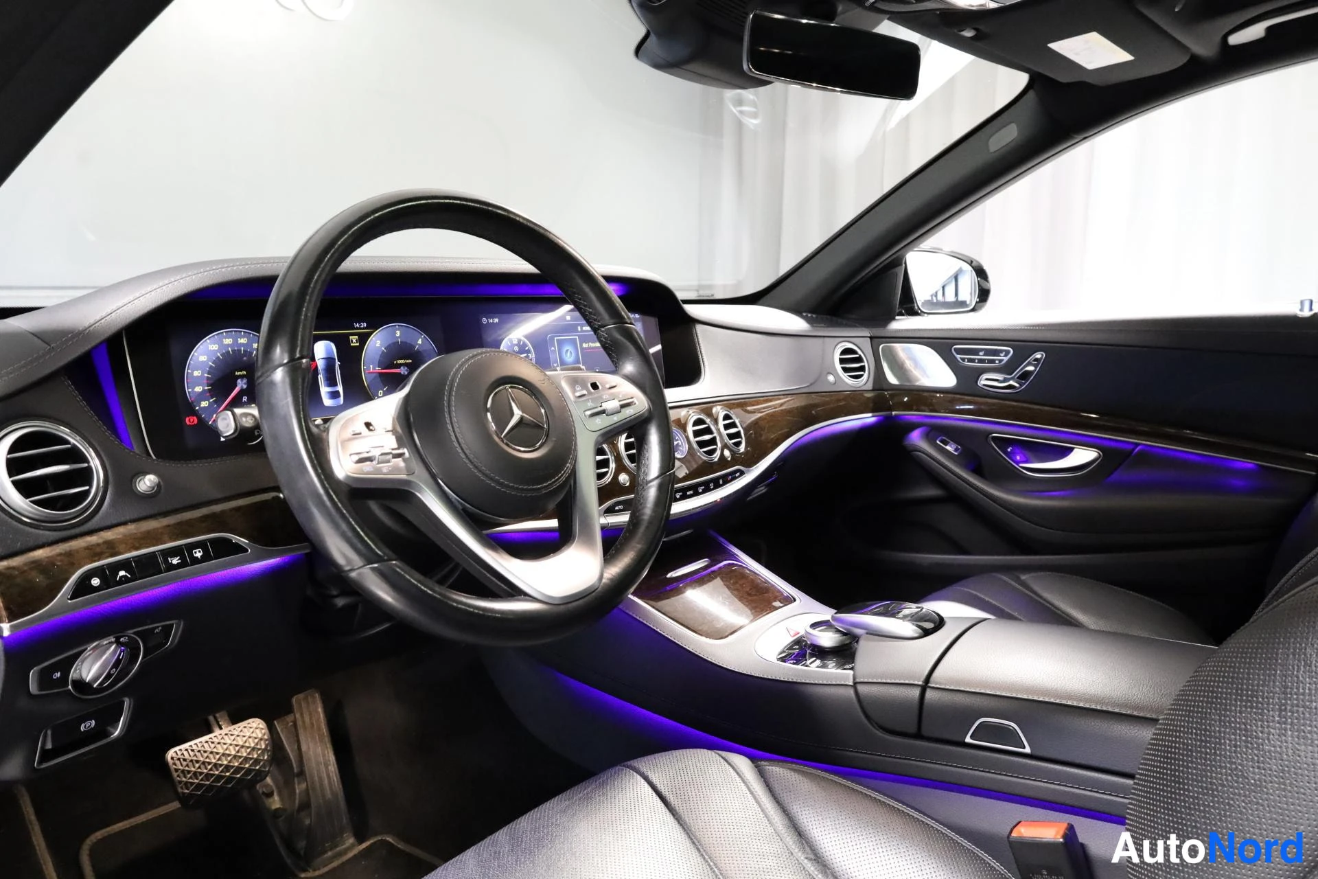 Musta Mercedes-Benz S 2017, ohjaamo, kuva 9