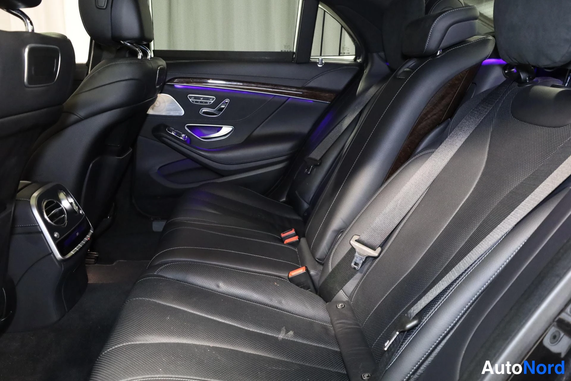 Musta Mercedes-Benz S 2017, takaistuimet, kuva 17