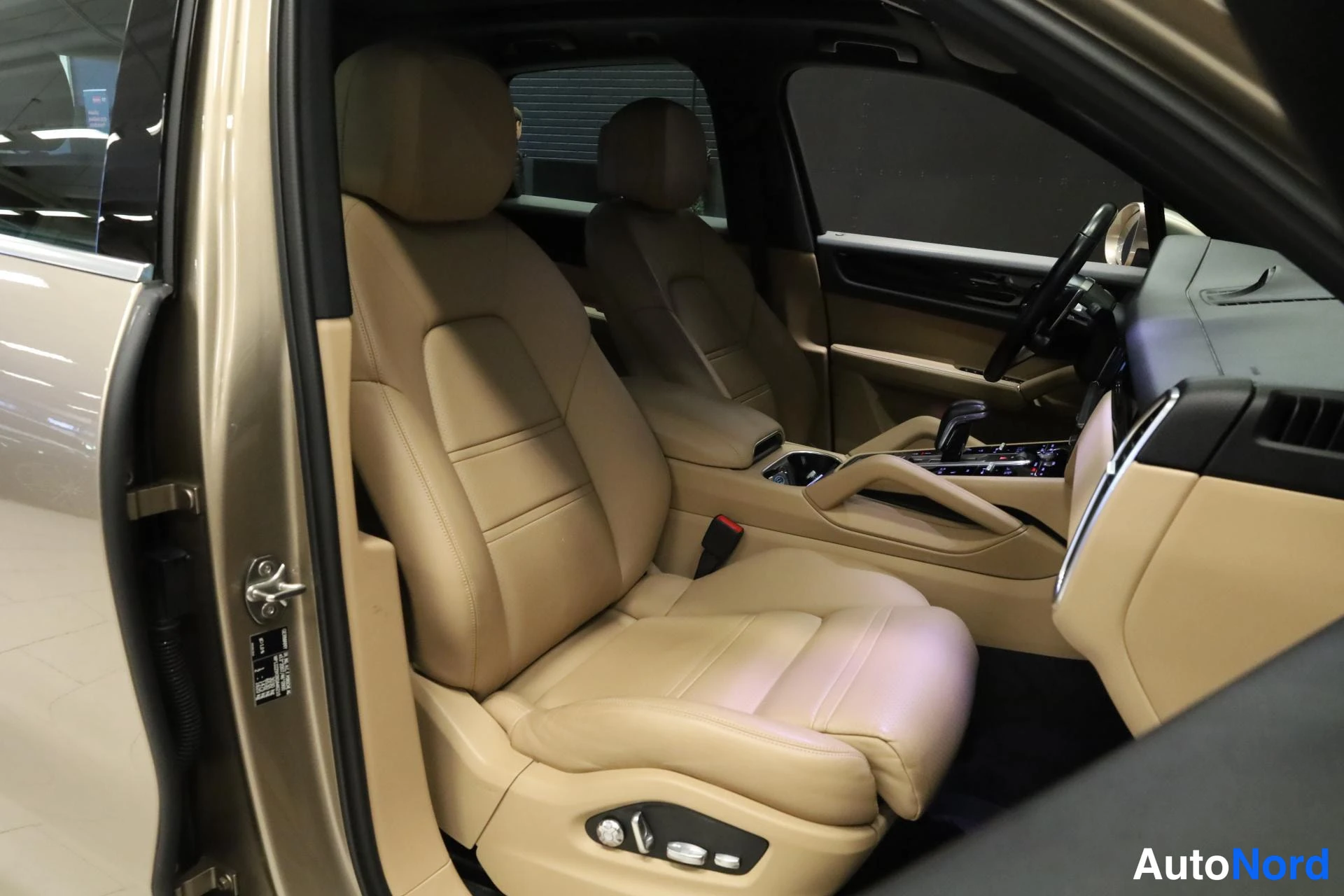 Beige Porsche Cayenne 2019, etuistuimet, kuva 13