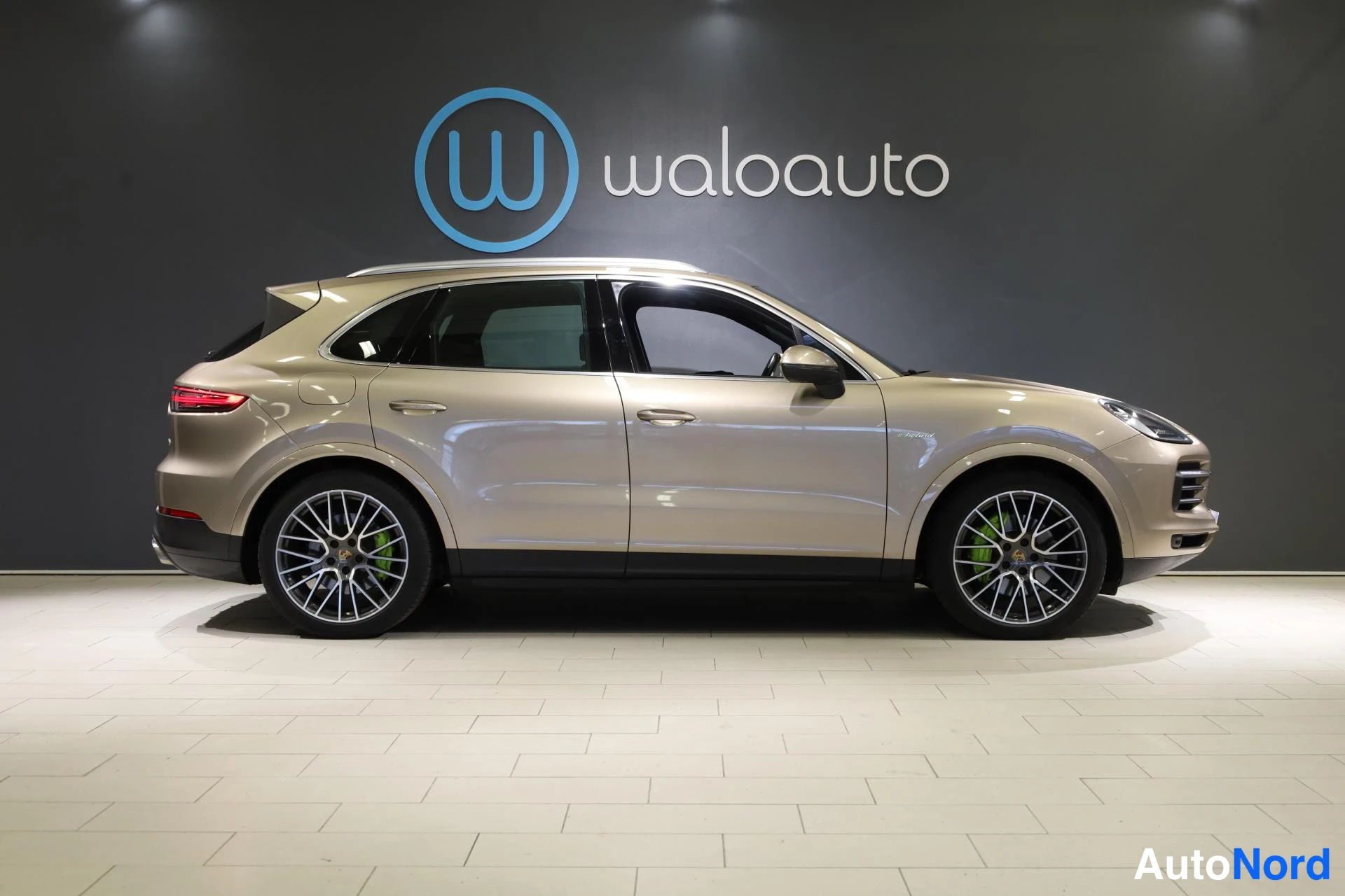 Beige Porsche Cayenne 2019, sivulta, kuva 5
