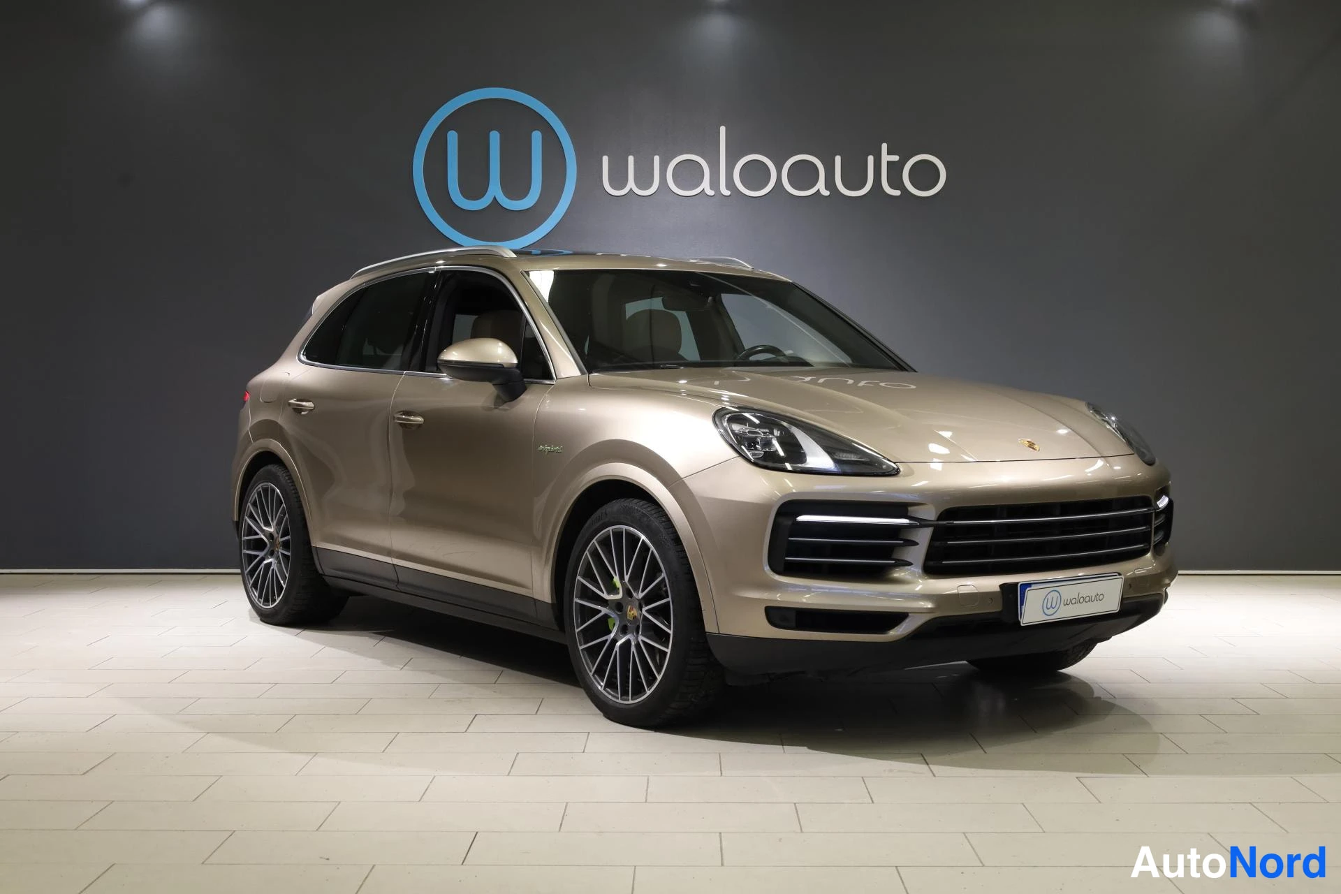 Beige Porsche Cayenne 2019, etuviisto, keula oikealle, kuva 3