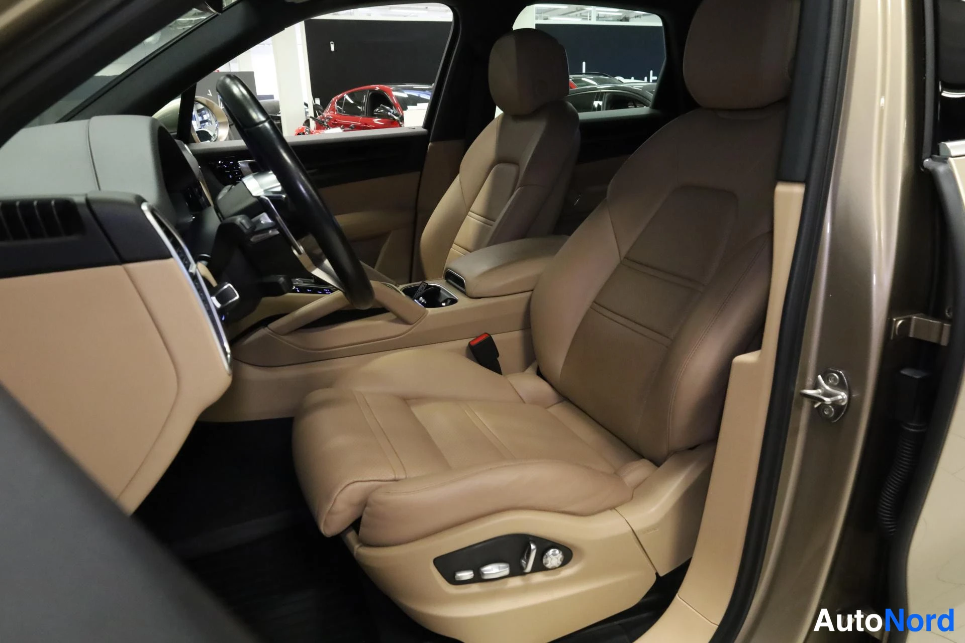 Beige Porsche Cayenne 2019, etuistuimet, kuva 12