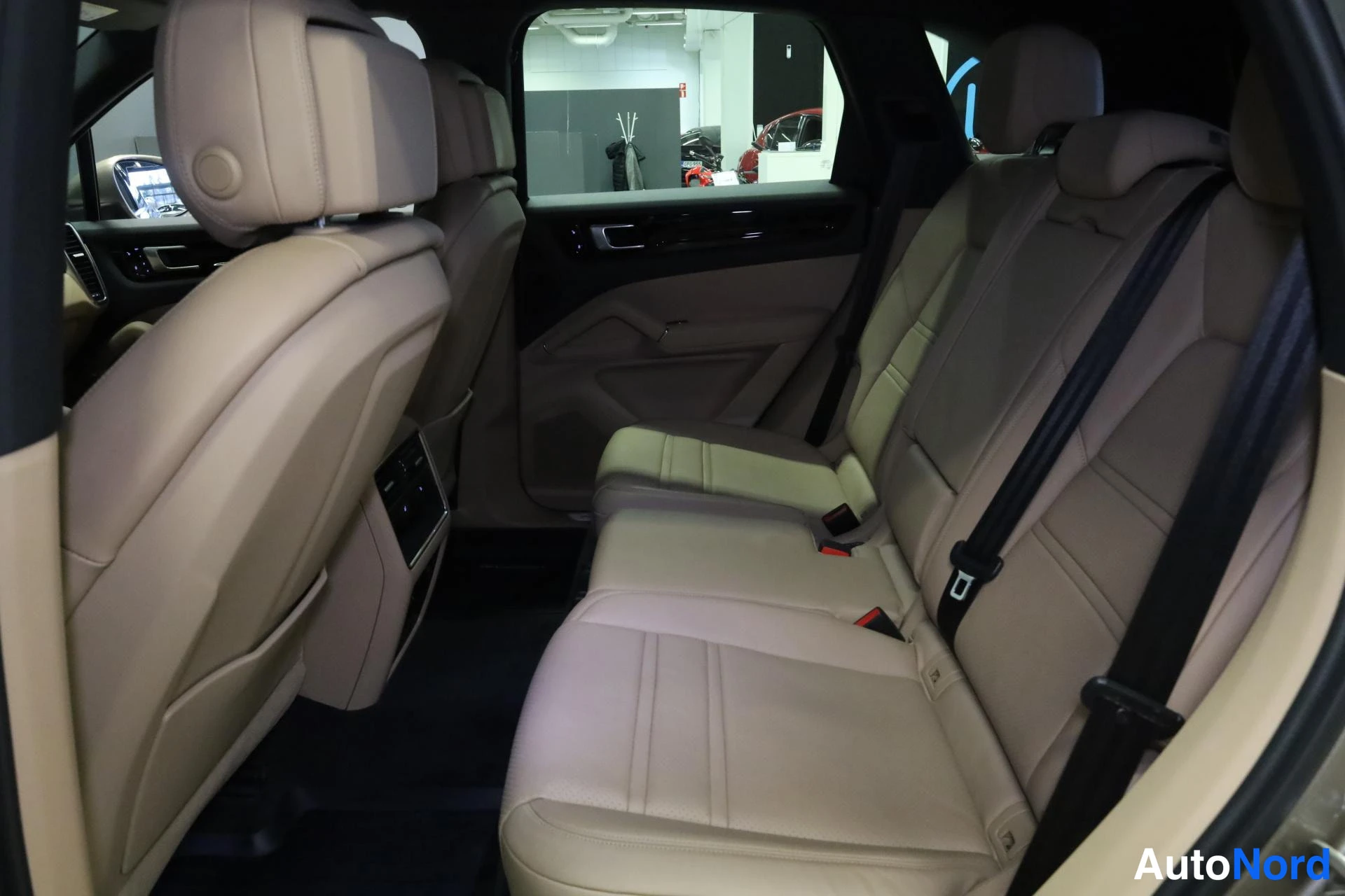 Beige Porsche Cayenne 2019, takaistuimet, kuva 14