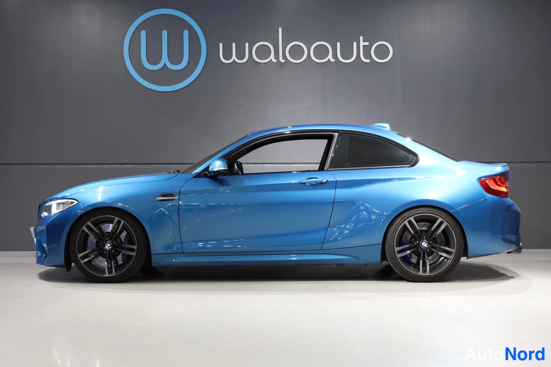 Sininen BMW M2 2017, etuviisto, keula vasemmalle, kuva 2