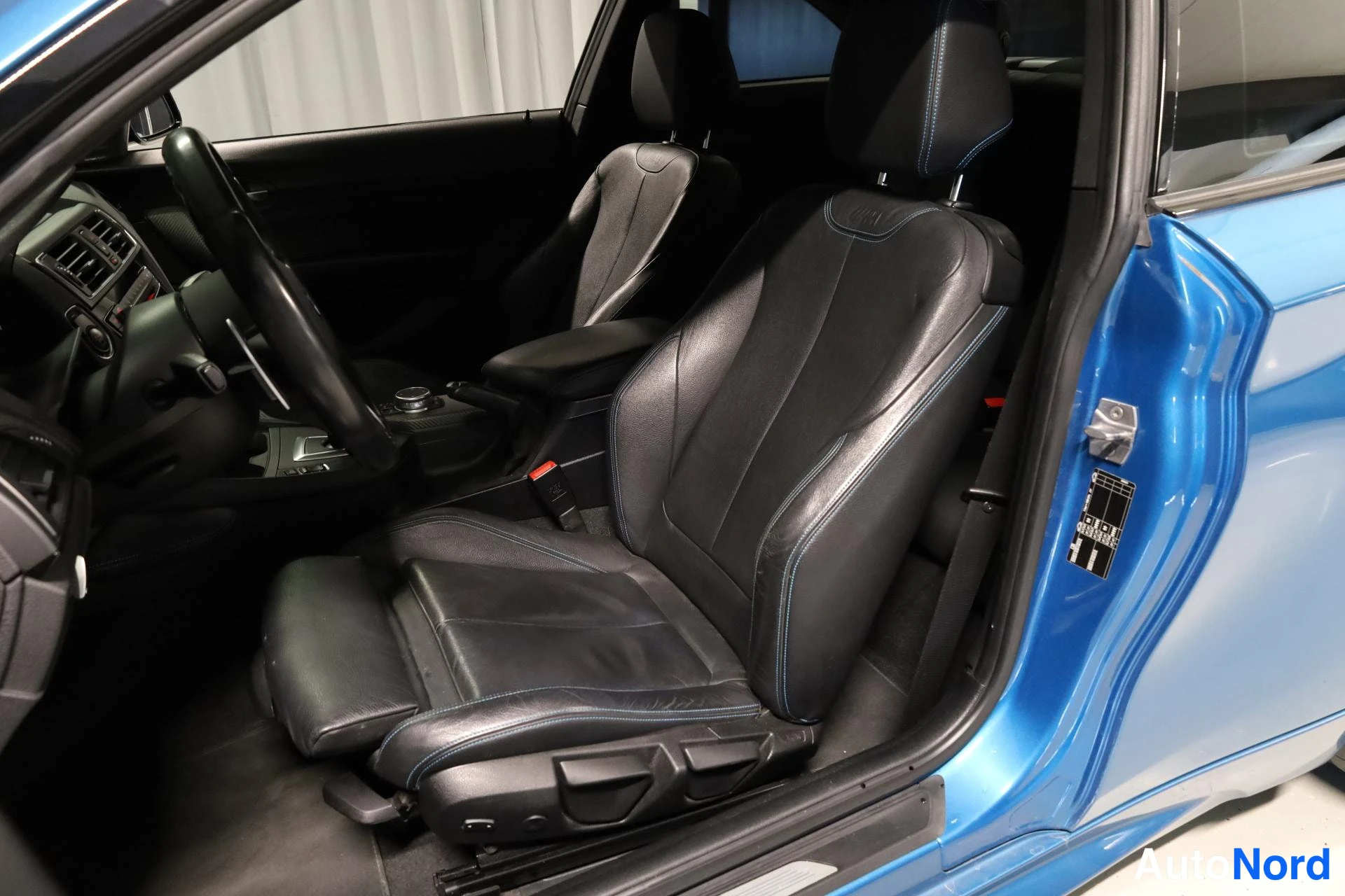 Sininen BMW M2 2017, etuistuimet, kuva 15