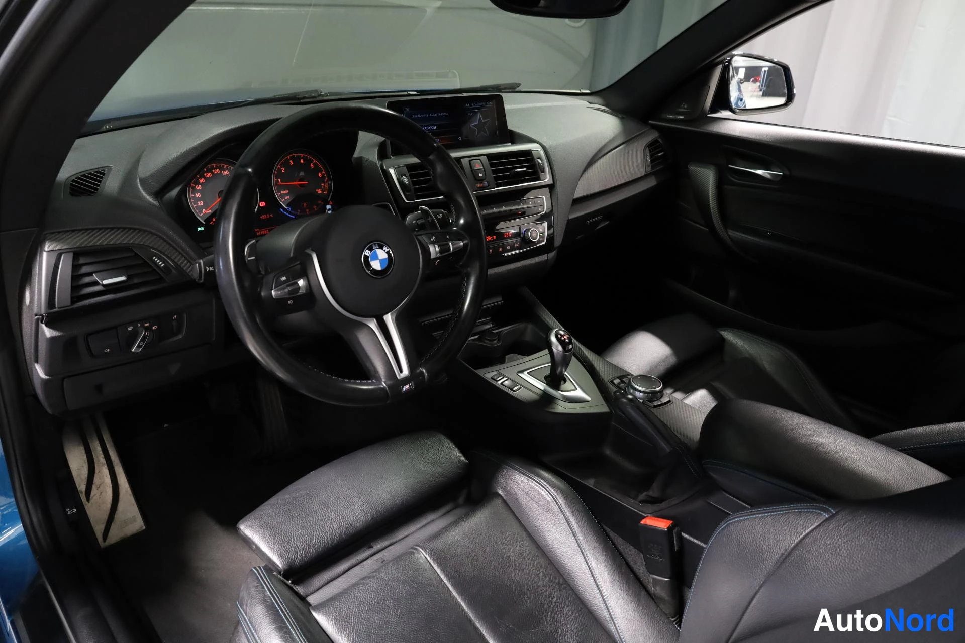 Sininen BMW M2 2017, ohjaamo, kuva 11