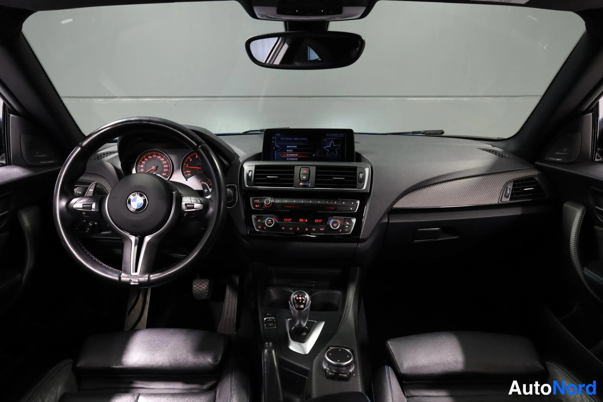 Sininen BMW M2 2017, ohjaamo, kuva 12