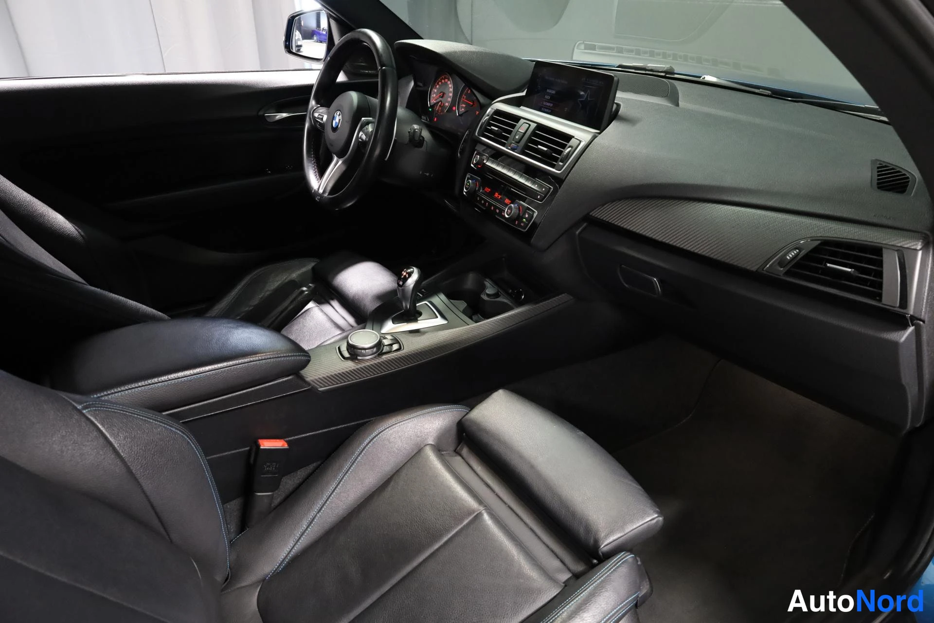 Sininen BMW M2 2017, ohjaamo, kuva 13