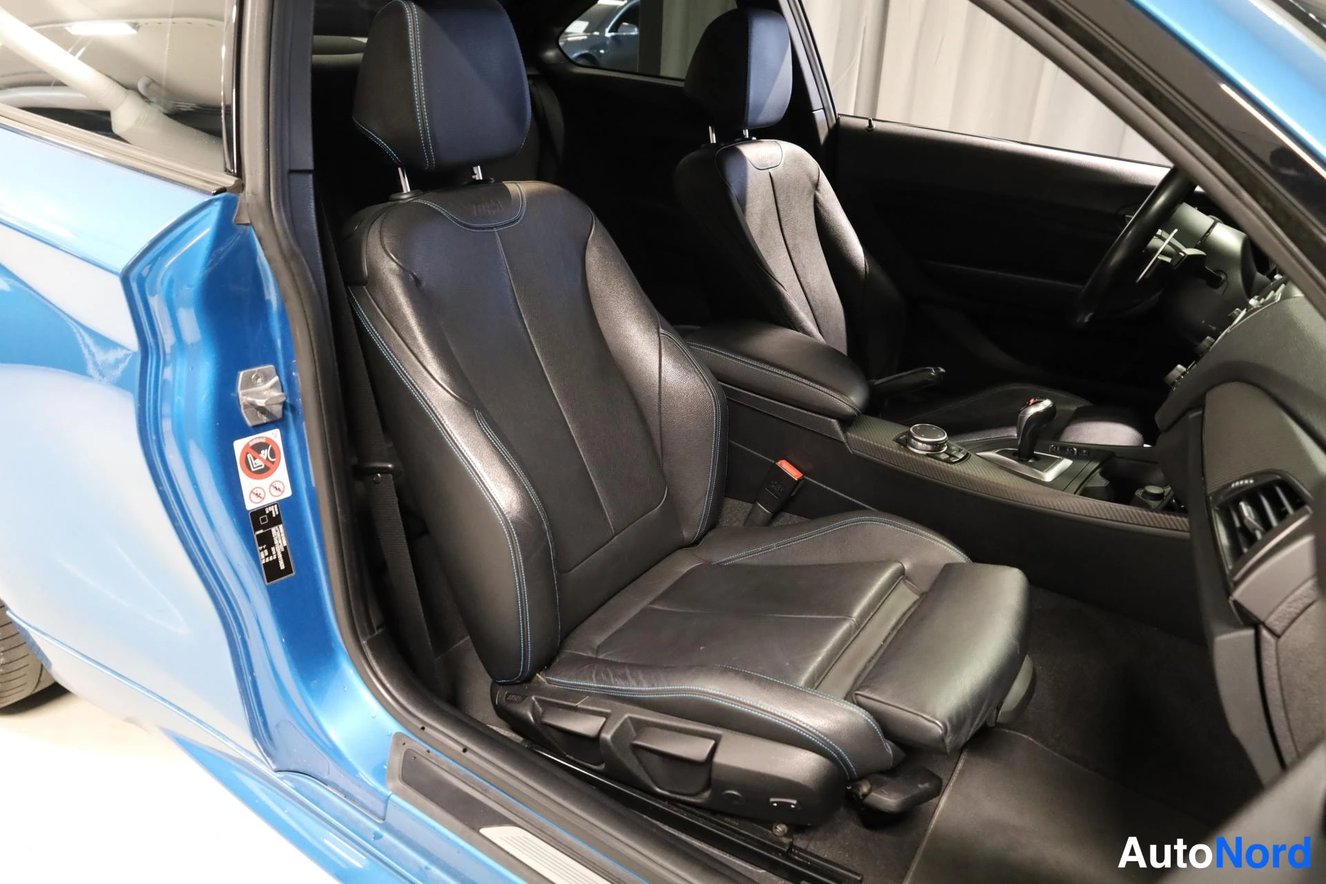 Sininen BMW M2 2017, etuistuimet, kuva 16