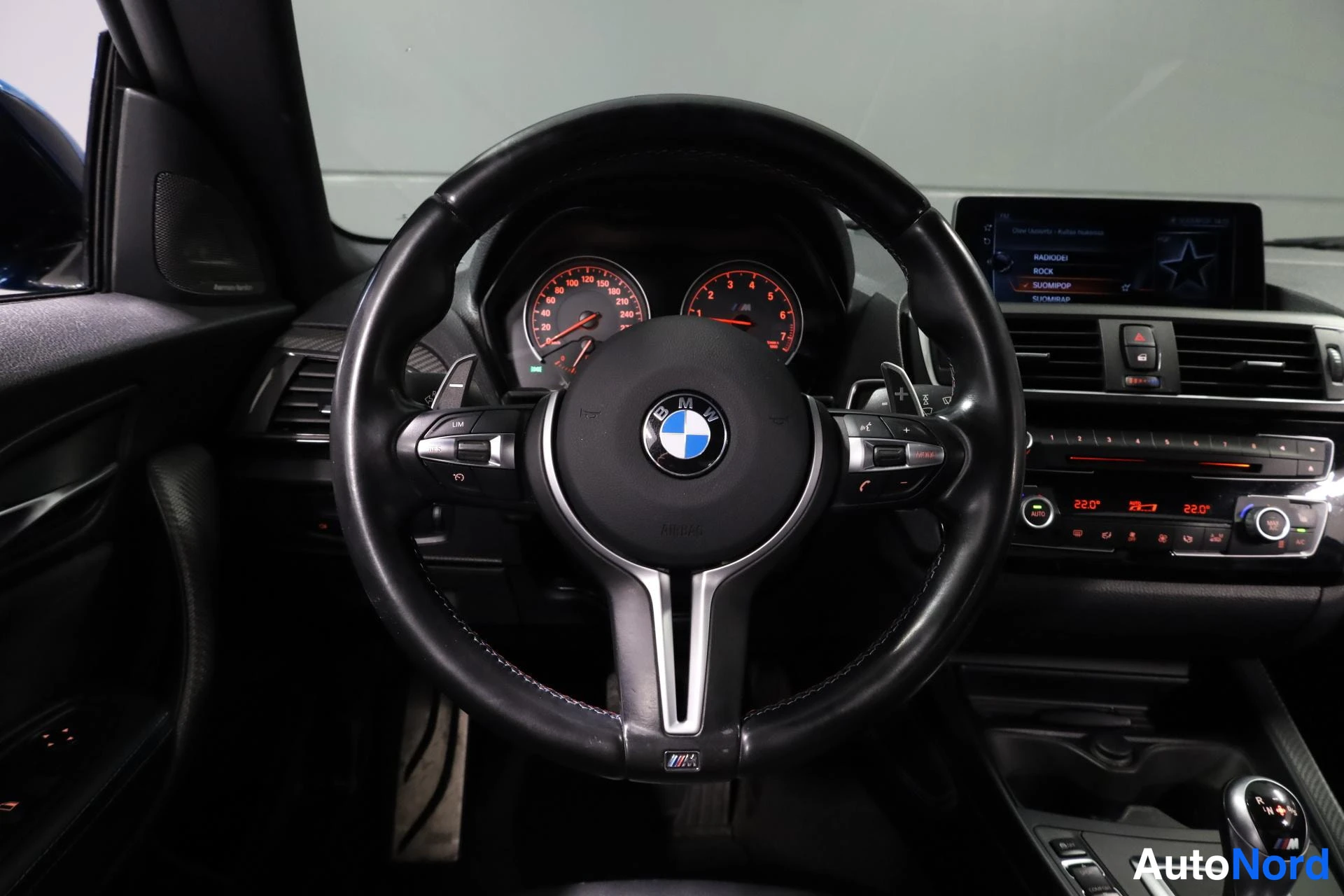 Sininen BMW M2 2017, ohjaamo, kuva 14