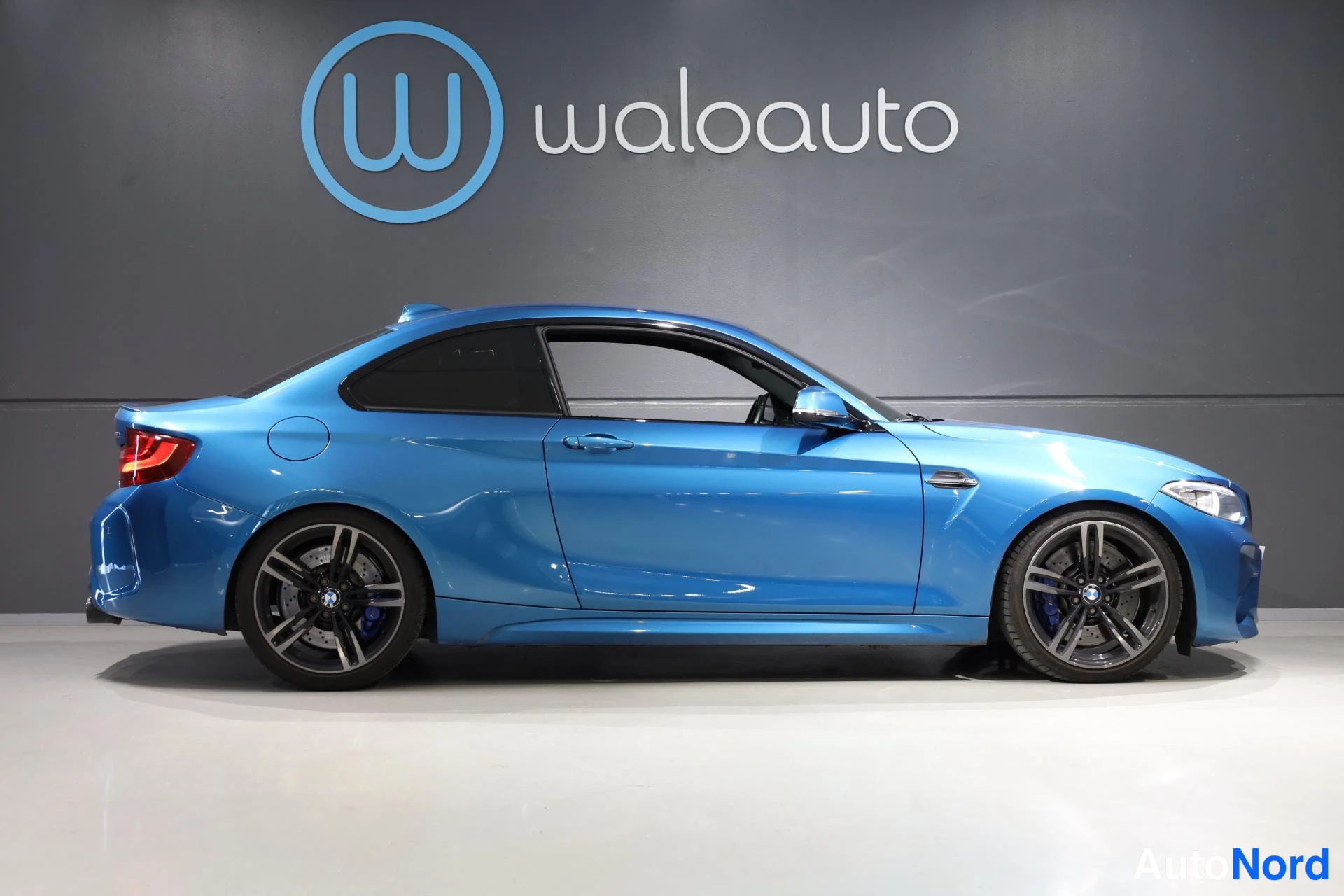 Sininen BMW M2 2017, sivulta, kuva 6