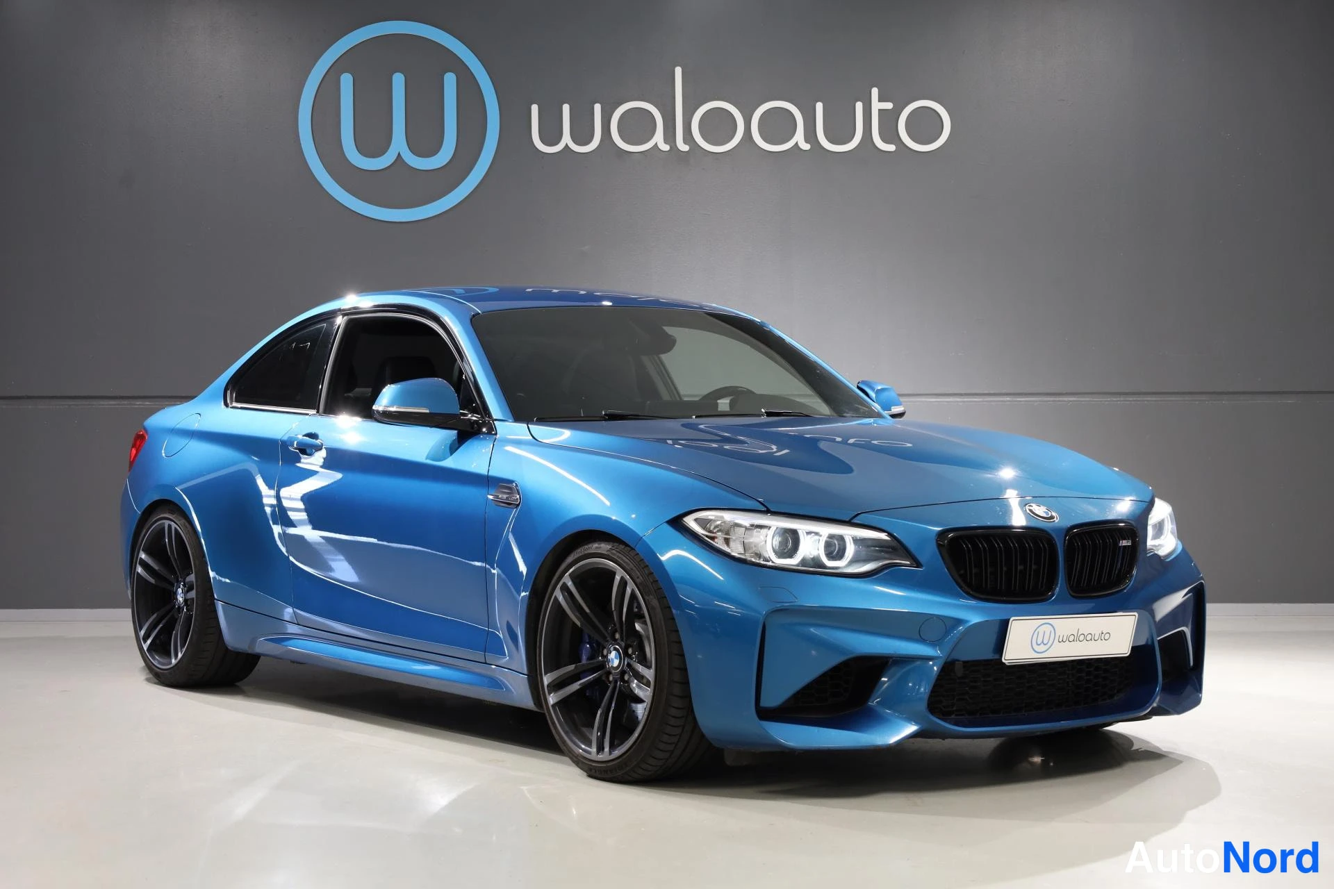 Sininen BMW M2 2017, etuviisto, keula oikealle, kuva 3