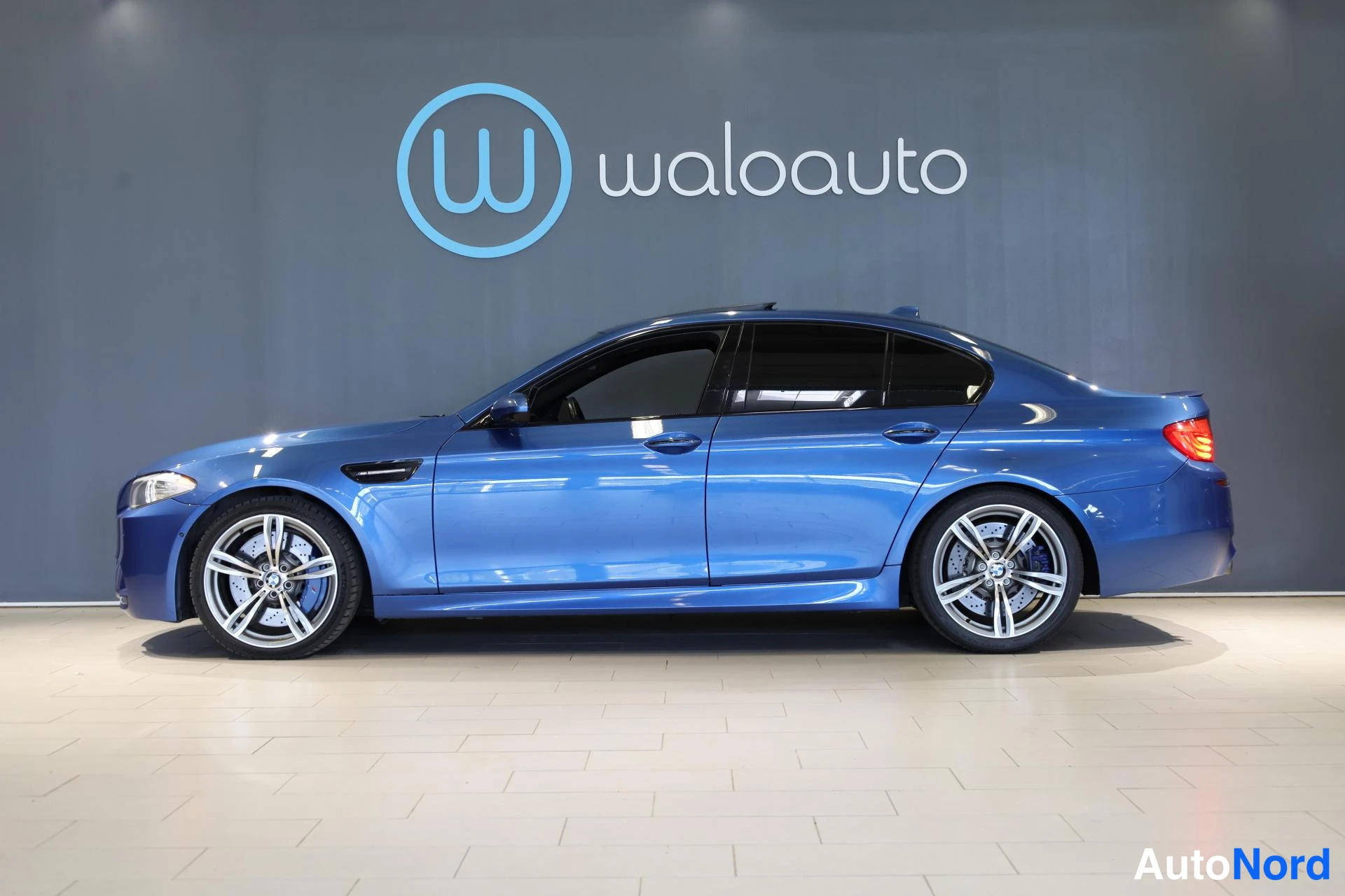 Sininen BMW M5 2012, sivulta, kuva 4