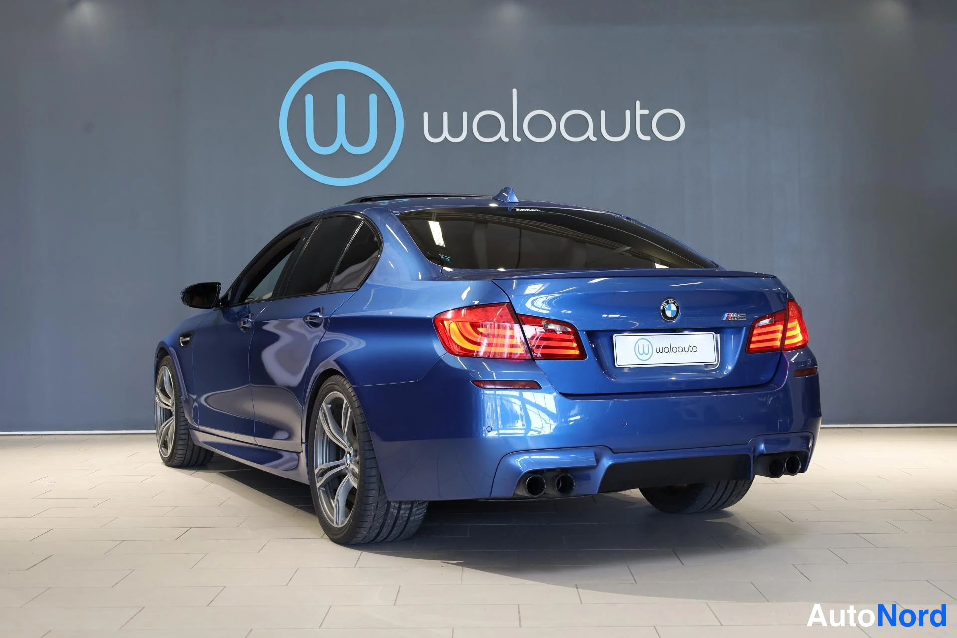 Sininen BMW M5 2012, takaviisto, kuva 6