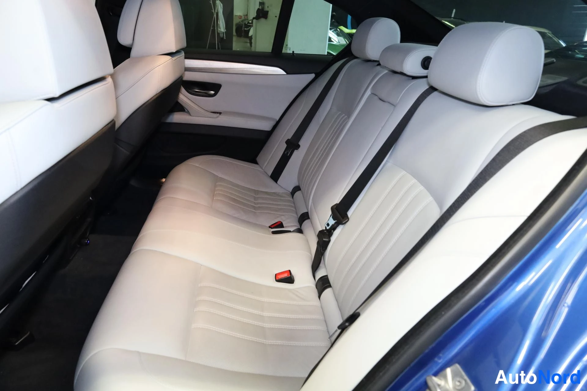 Sininen BMW M5 2012, takaistuimet, kuva 14