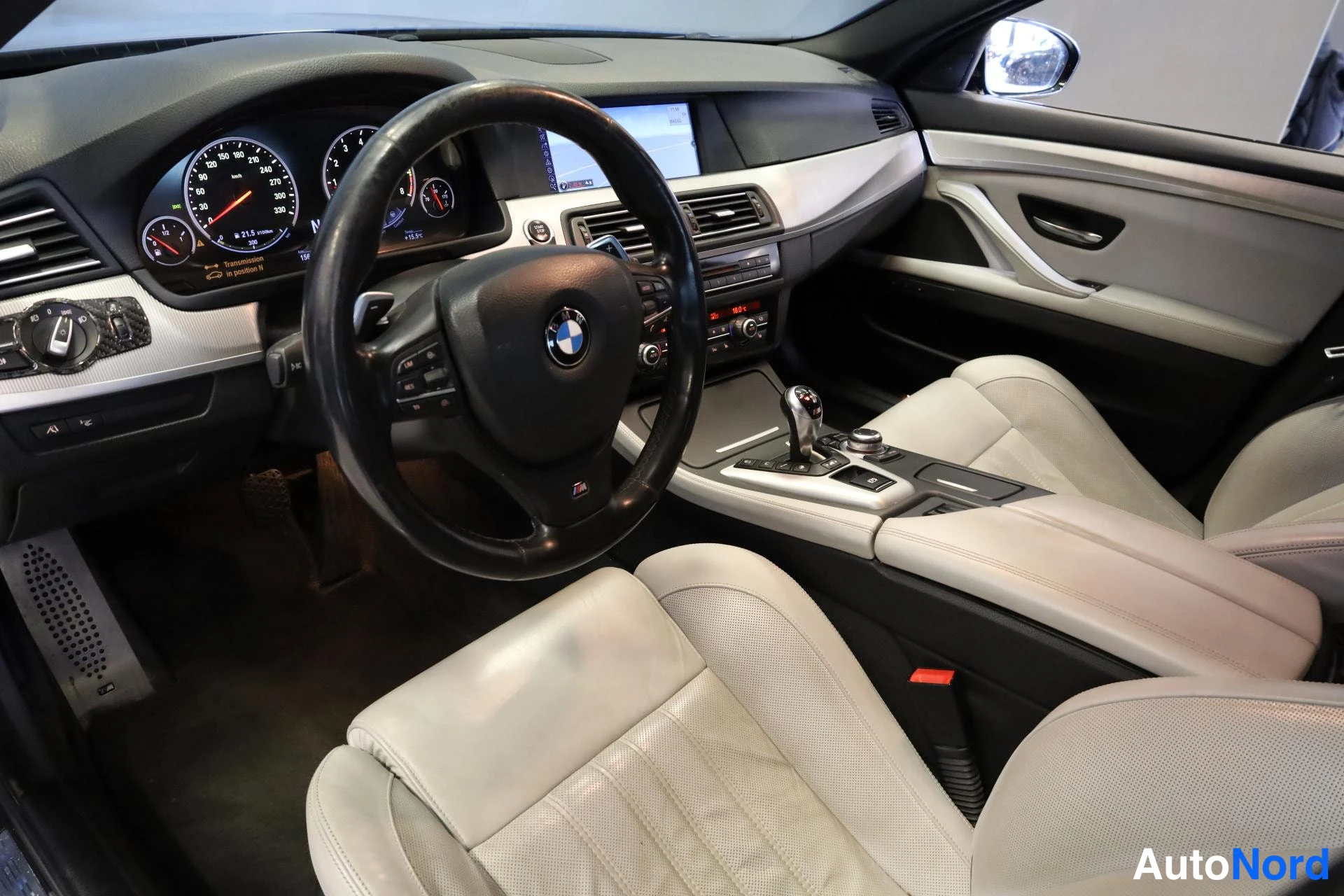 Sininen BMW M5 2012, ohjaamo, kuva 9