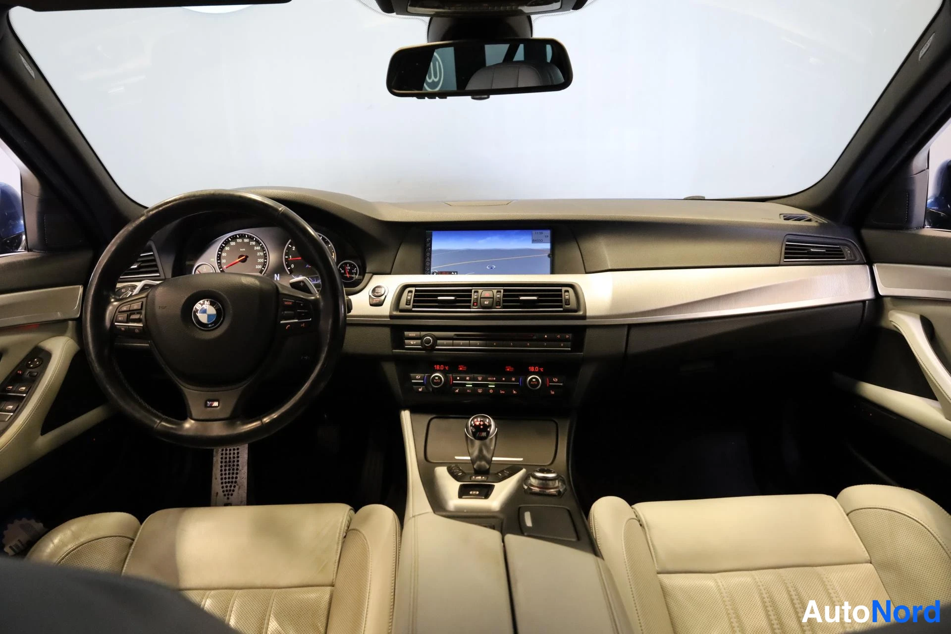 Sininen BMW M5 2012, ohjaamo, kuva 10