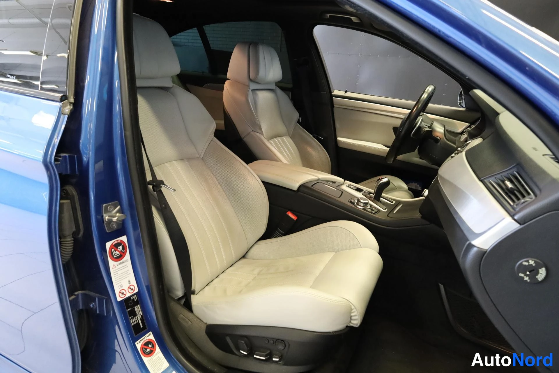 Sininen BMW M5 2012, etuistuimet, kuva 13
